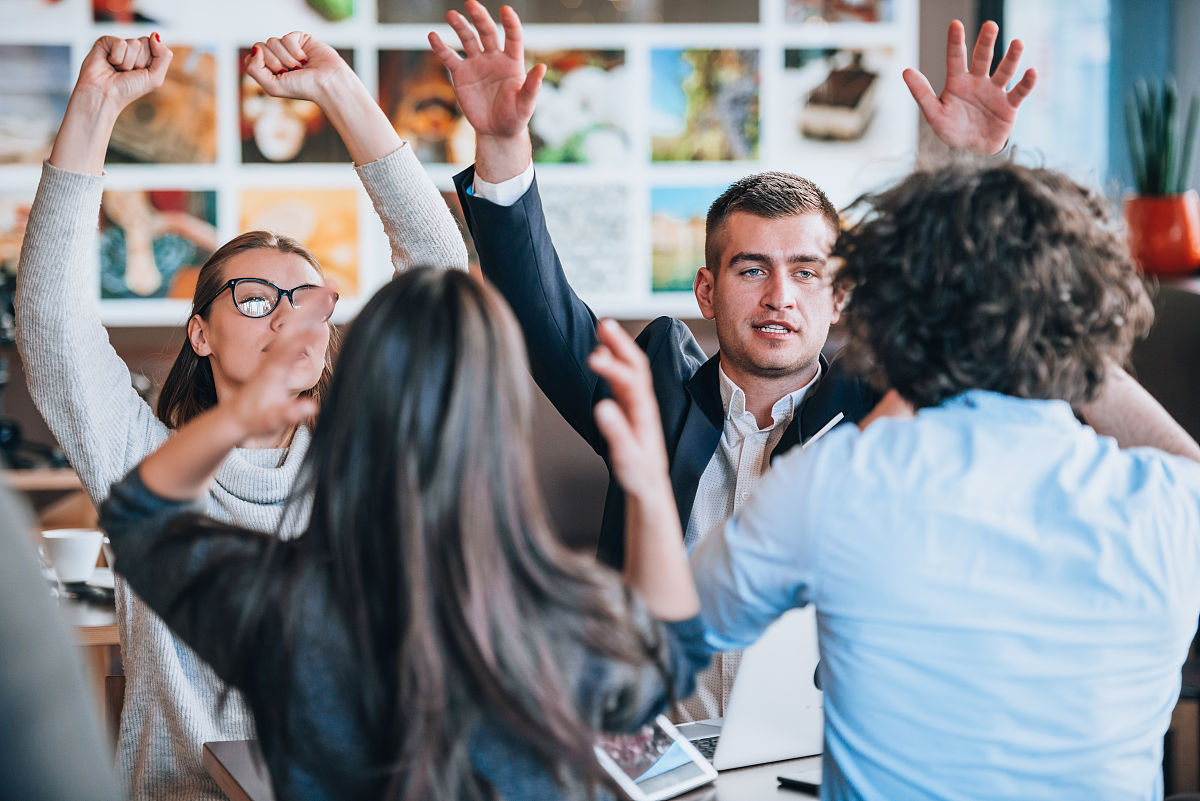 写一篇说服世界年轻人建立相互理解的小作文尊敬的世界年轻人们：我们生活在一个多元化的世界中每个人都有着不同的文化背景、价值观和信仰。这些差异可能会导致误解、冲突和分歧但我们也可以通过相互理解来建立更加和谐的社会。建立相互理解的第一步是尊重。我们应该尊重每个人的文化背景和信仰不要把自己的观点强加给别人。我们需要学会倾听和理解不同文化的人们以便更好地了解他们的背景和观点。其次我们应该多交流。通过交流我们