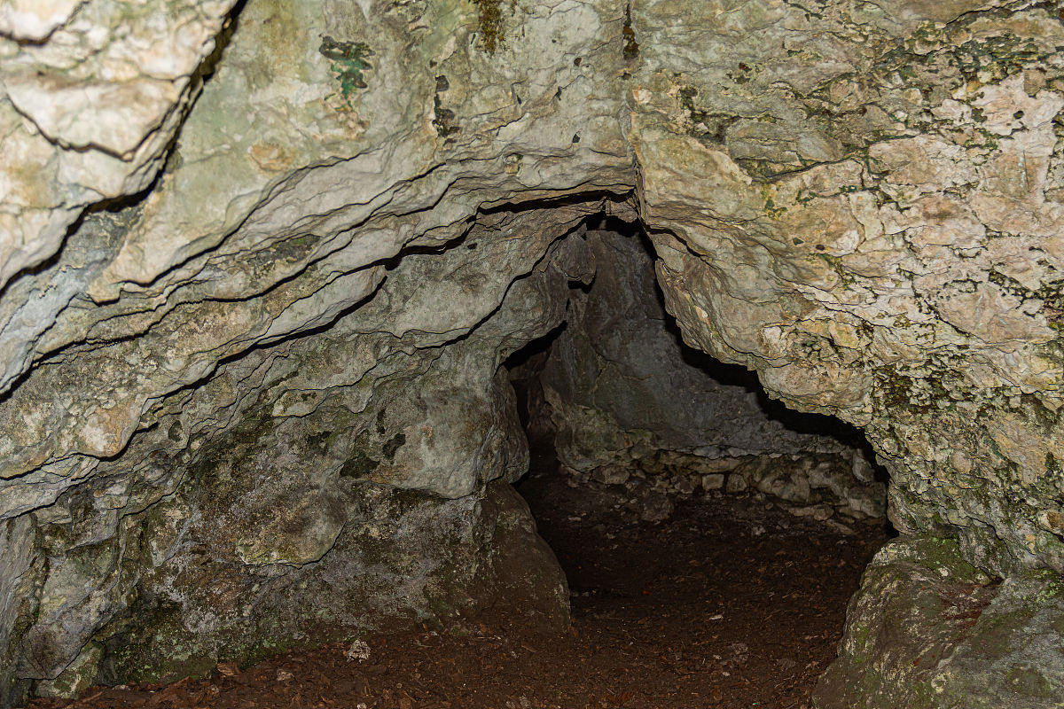 莲花山飞鹰崖孔洞形成的原因