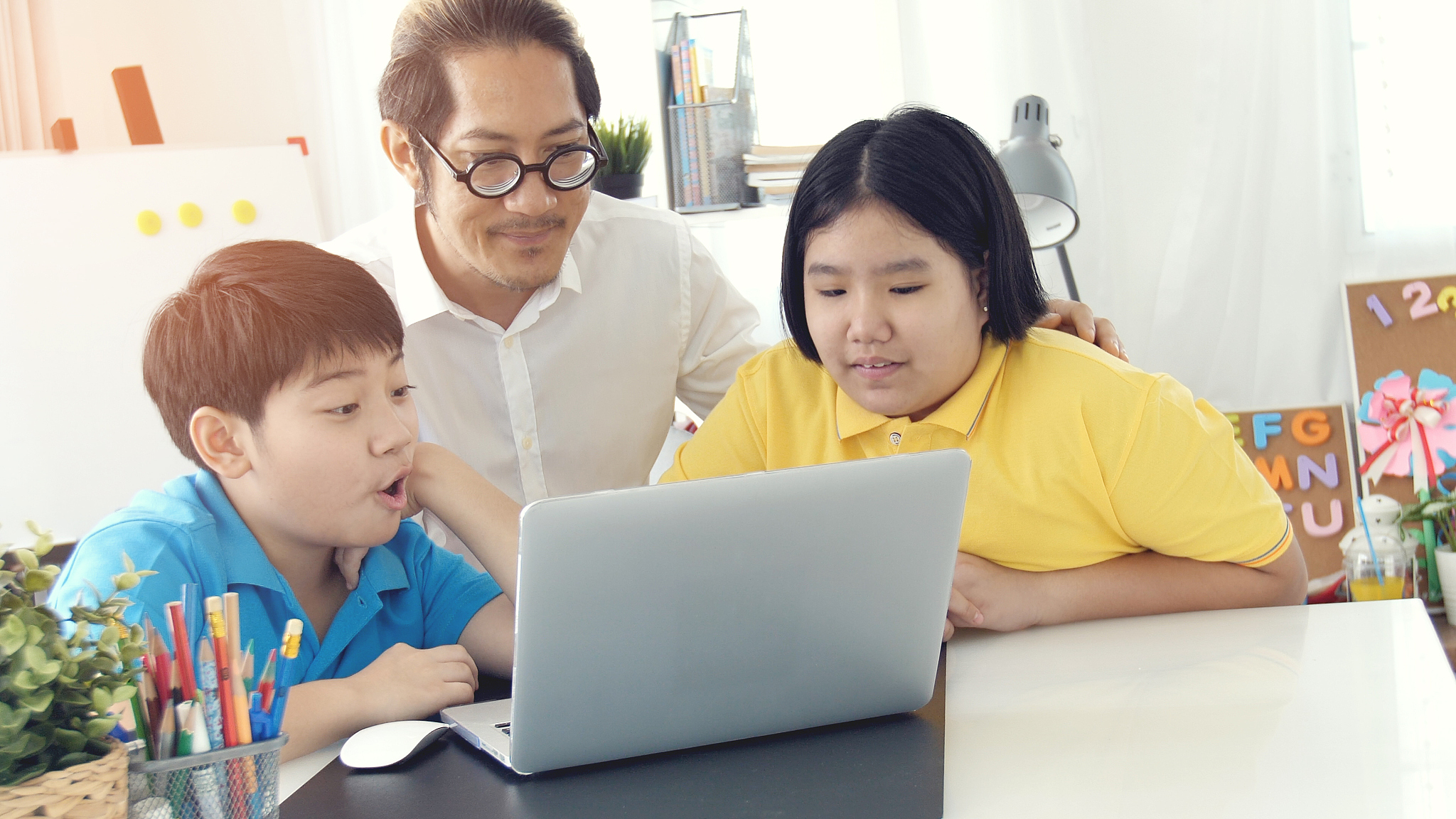 线上学习的利与弊：孩子在家上课的优缺点分析