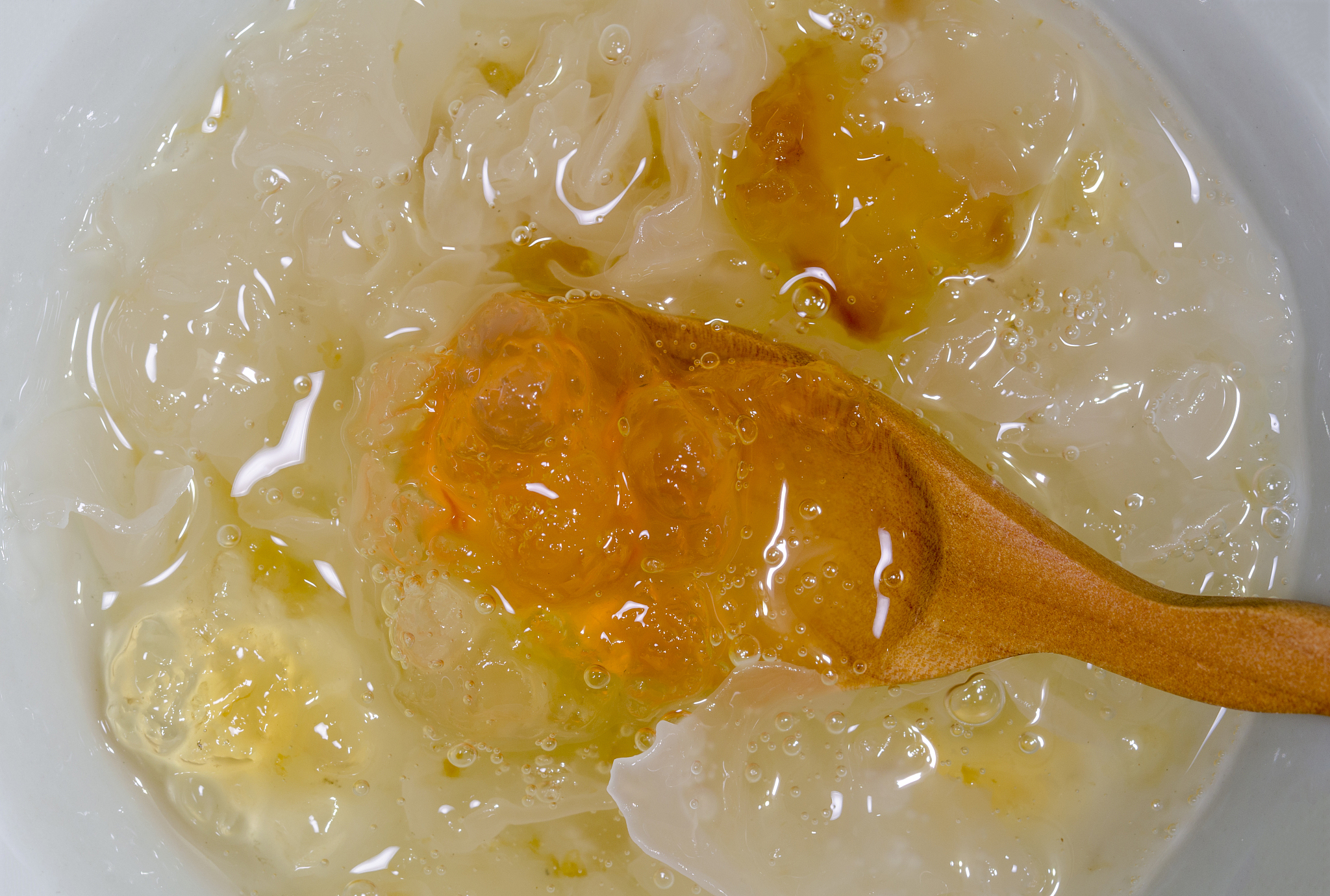 桃胶皂角米雪燕罐头：简单美味，在家轻松制作