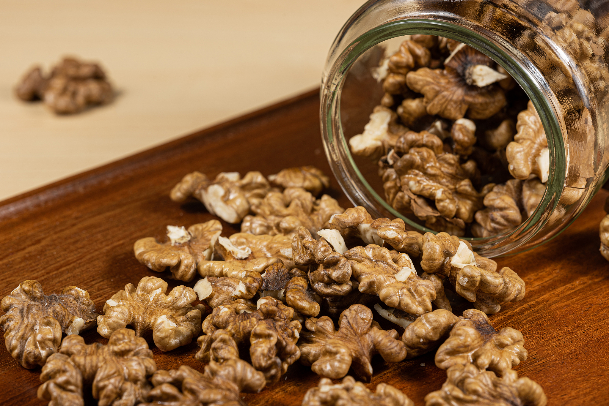 表2 主要电商搜索商洛核桃结果电商平台	商洛核桃搜索结果数量天猫	11淘宝	362京东商城	68苏宁易购	6亚马逊	0结合以上内容写一篇关于商洛核桃产品营销现状不得少于800字。