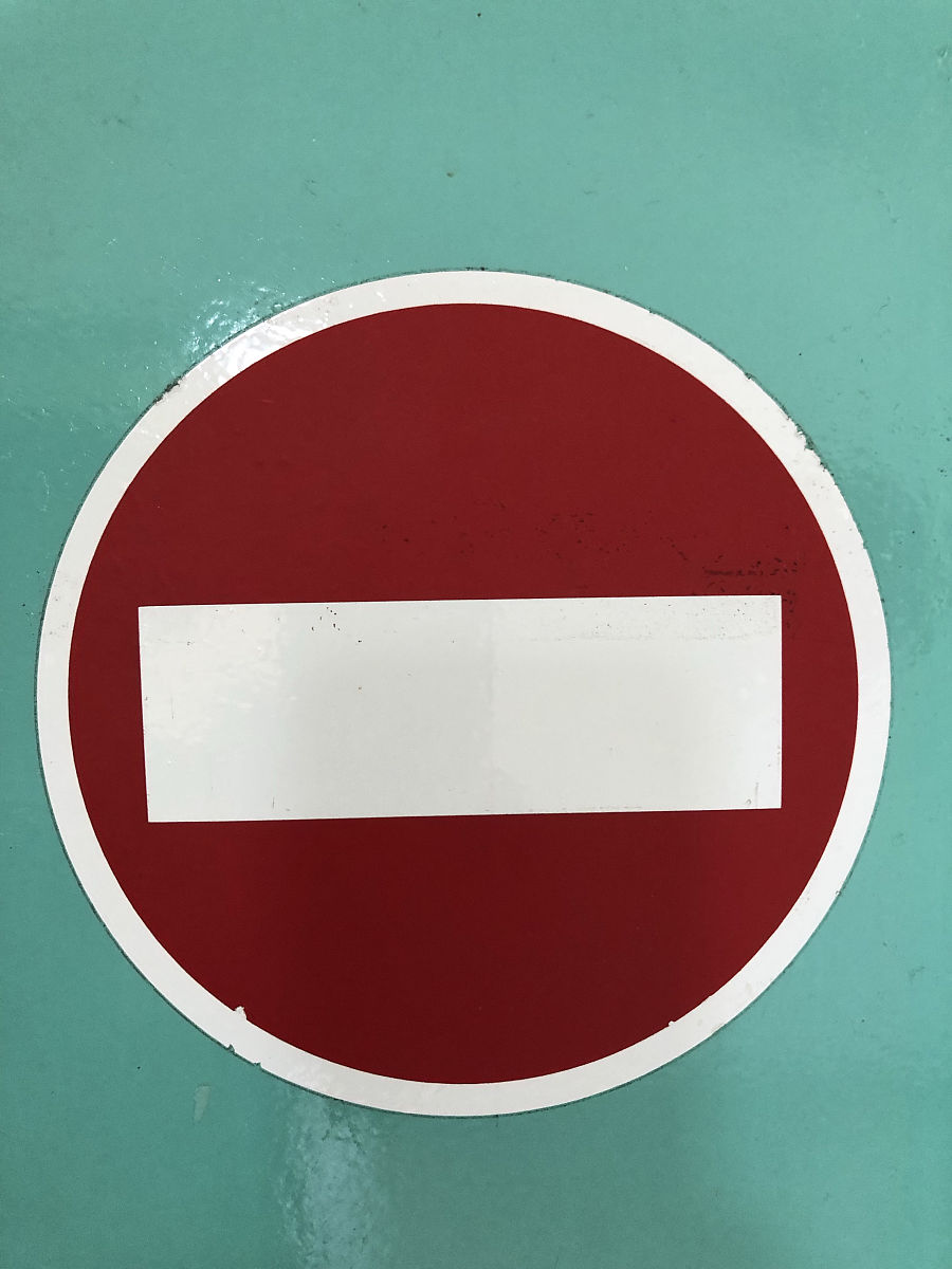 Signs will be posted along the boundaries and at strategic locations along roads warning people that the entering the site is prohibited. translate to chinese.