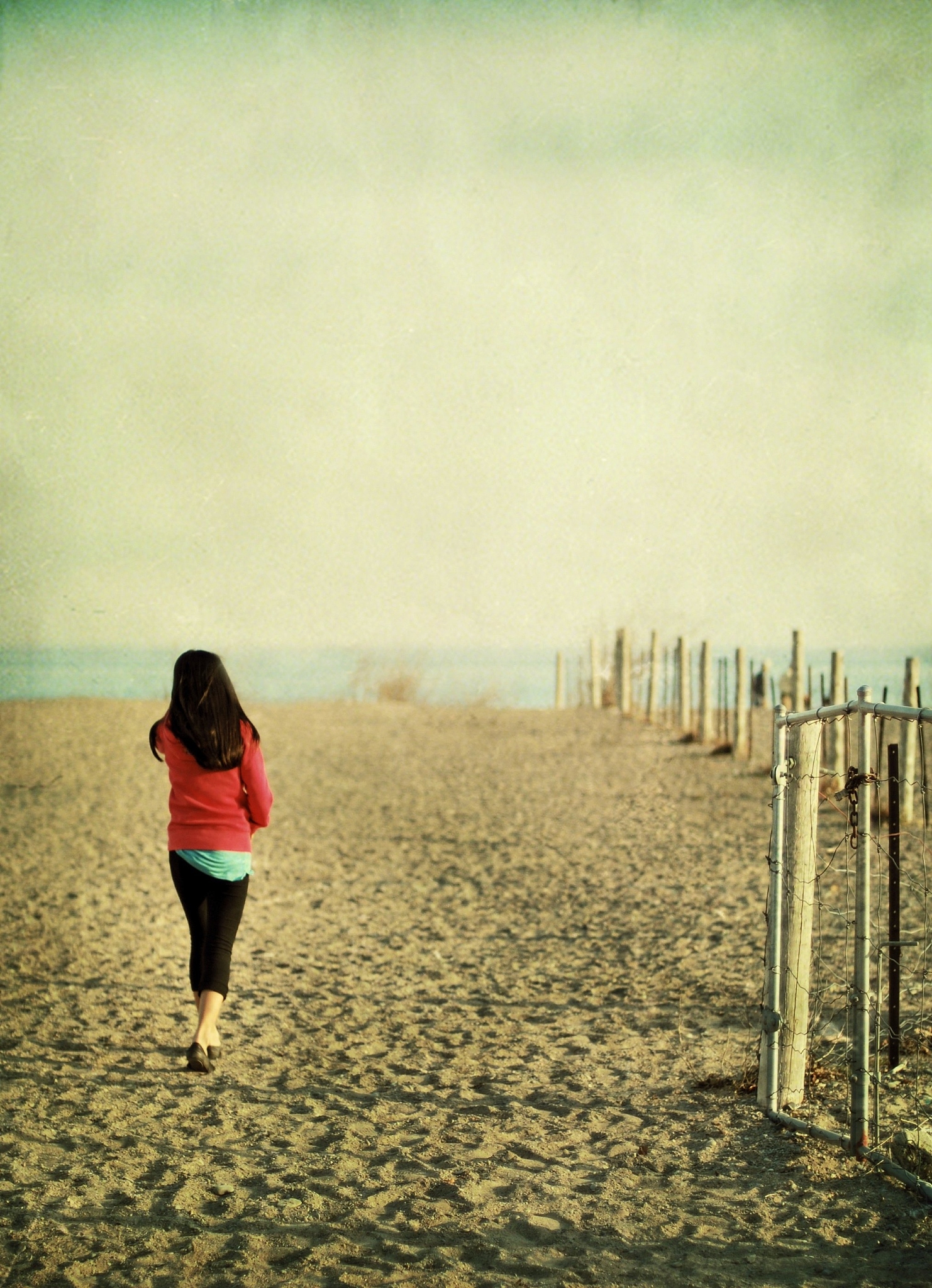 帮我做一份关于情感的文章字数要求1000字内容积极向上但可能又带有点淡淡的忧伤字句押韵且具有创新每一句话都深入人心触及阅读者的心弦及引发共鸣。