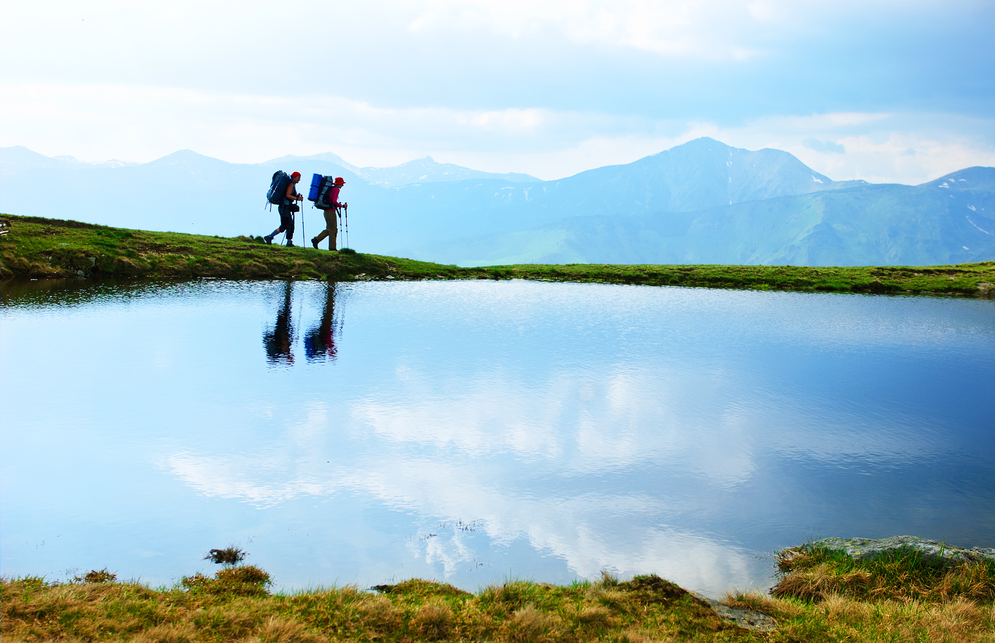 扮演一名旅游爱好者自媒体博主根据以下内容写出一篇2000字旅游短视频原创文案文字表达思路清晰有自己的见解不要推荐景点跟地方旅行给自己一个不一样的生命启示
