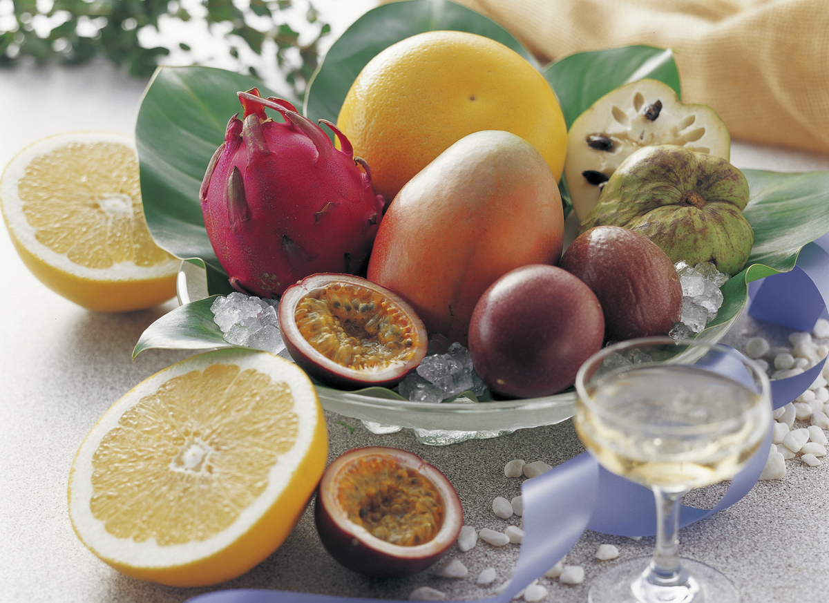 写一个幽默的文案如何从生物学角度解释为什么大家都喜欢长得漂亮的人