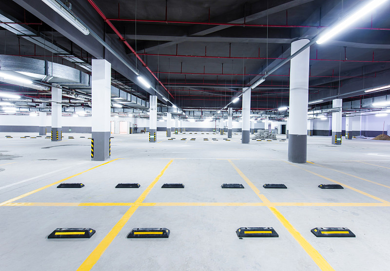 新建停车位成本：地上 0.1 万元，地下 0.5 万元