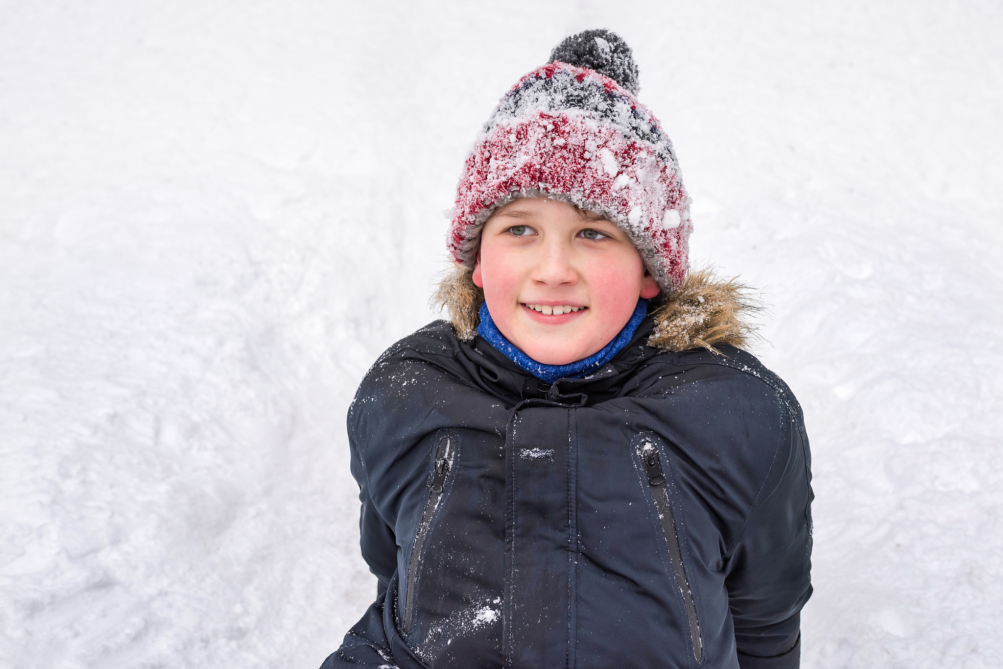 winter portrait of a child boy outdoors. winter vacation and hol