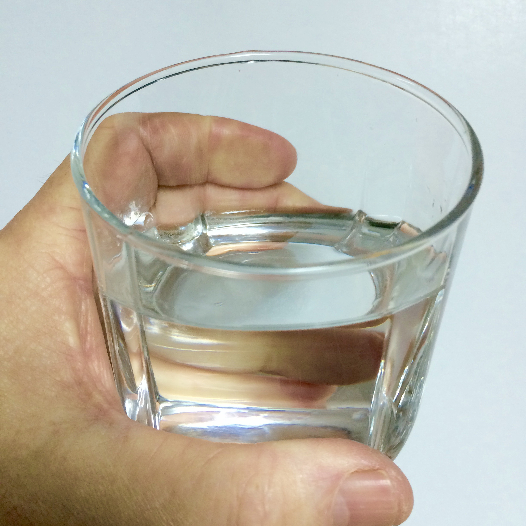 6升水倒入2分米正方体玻璃容器，水会发生哪些变化？