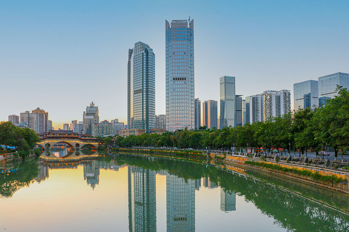 落日余晖俯瞰着成都著名的风景,背景是锦江上的安顺大桥和现代化的摩