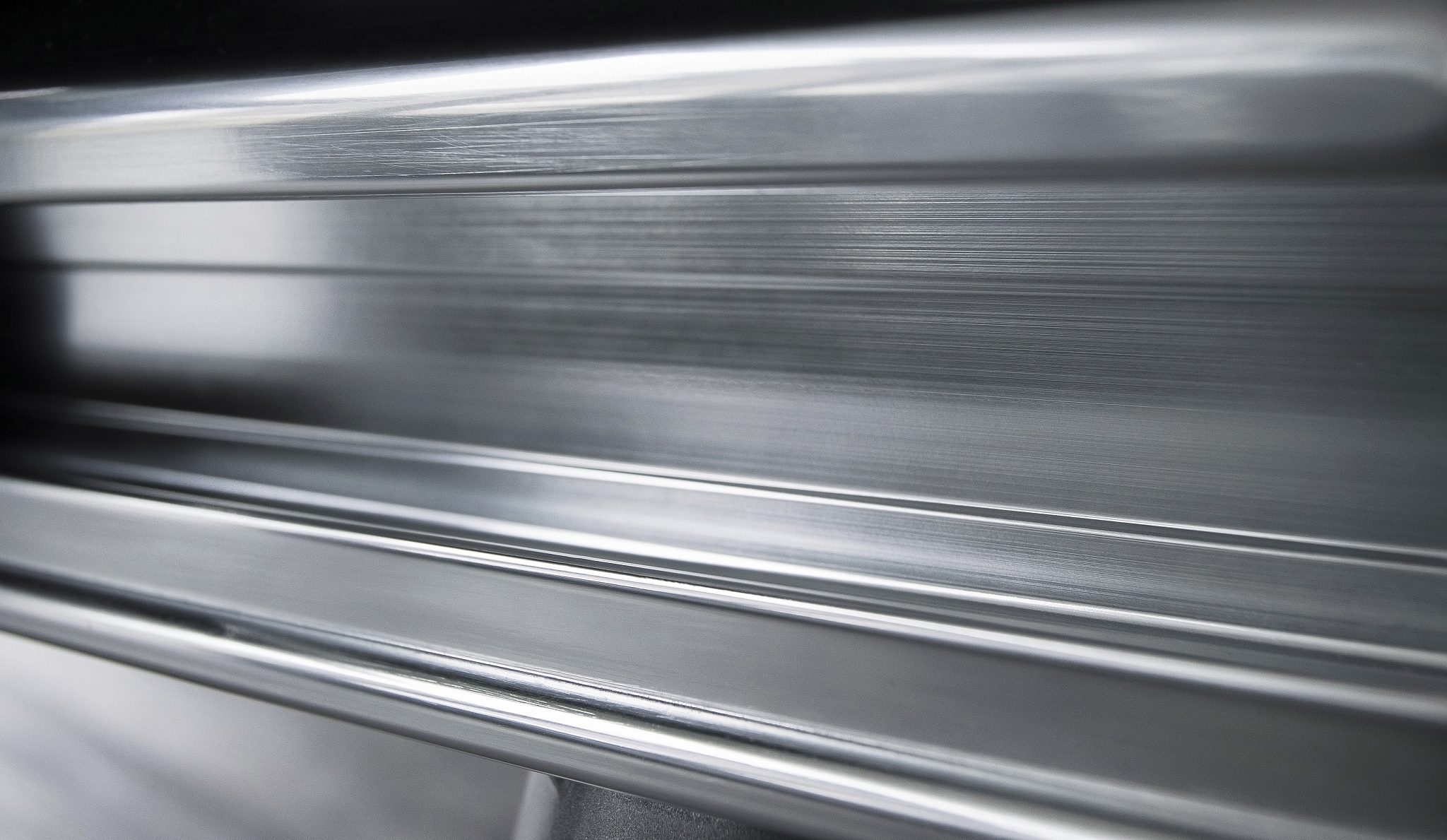 2150热连轧板带的2150指的是什么2150指的是热连轧板带的宽度单位为毫米。热连轧板带是一种金属材料通过热轧工艺制成具有高强度、高耐腐蚀性和良好的加工性能广泛应用于建筑、机械、汽车、航空航天等领域。补充2150热连轧板带通常指宽度为2150毫米的热连轧板带。热连轧是一种连续轧制工艺通过加热钢坯至一定温度后进行轧制可以生产出宽度大、厚度薄、长度长的钢板和钢带。2150热连轧板带适用于大型机械设备