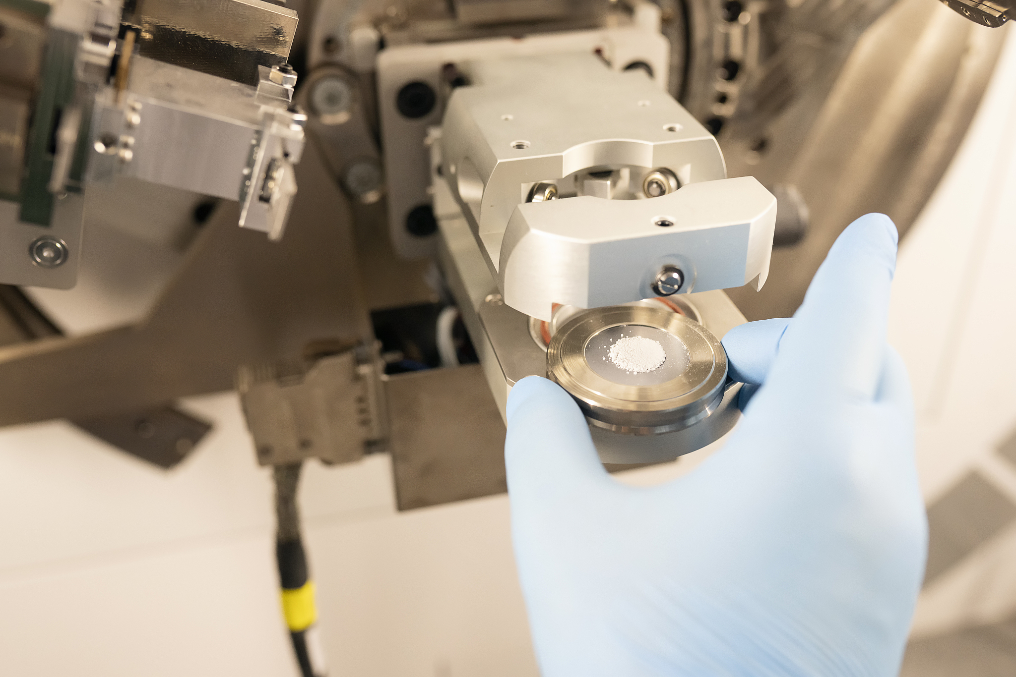 电解质与电池性能表征研究：SEM、EDX、Raman 和 电化学测试