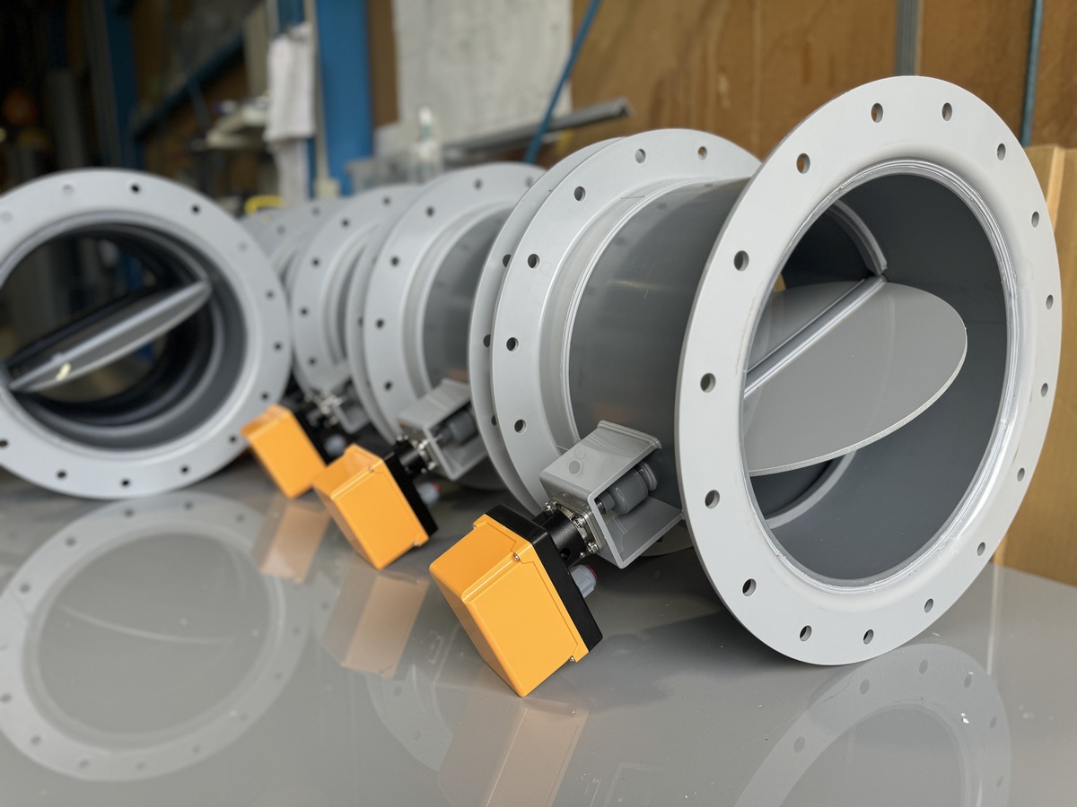 改写：中线蝶阀蝶板的回转中心即阀杆的中心处于阀体的中心线与蝶板的密封面截面上