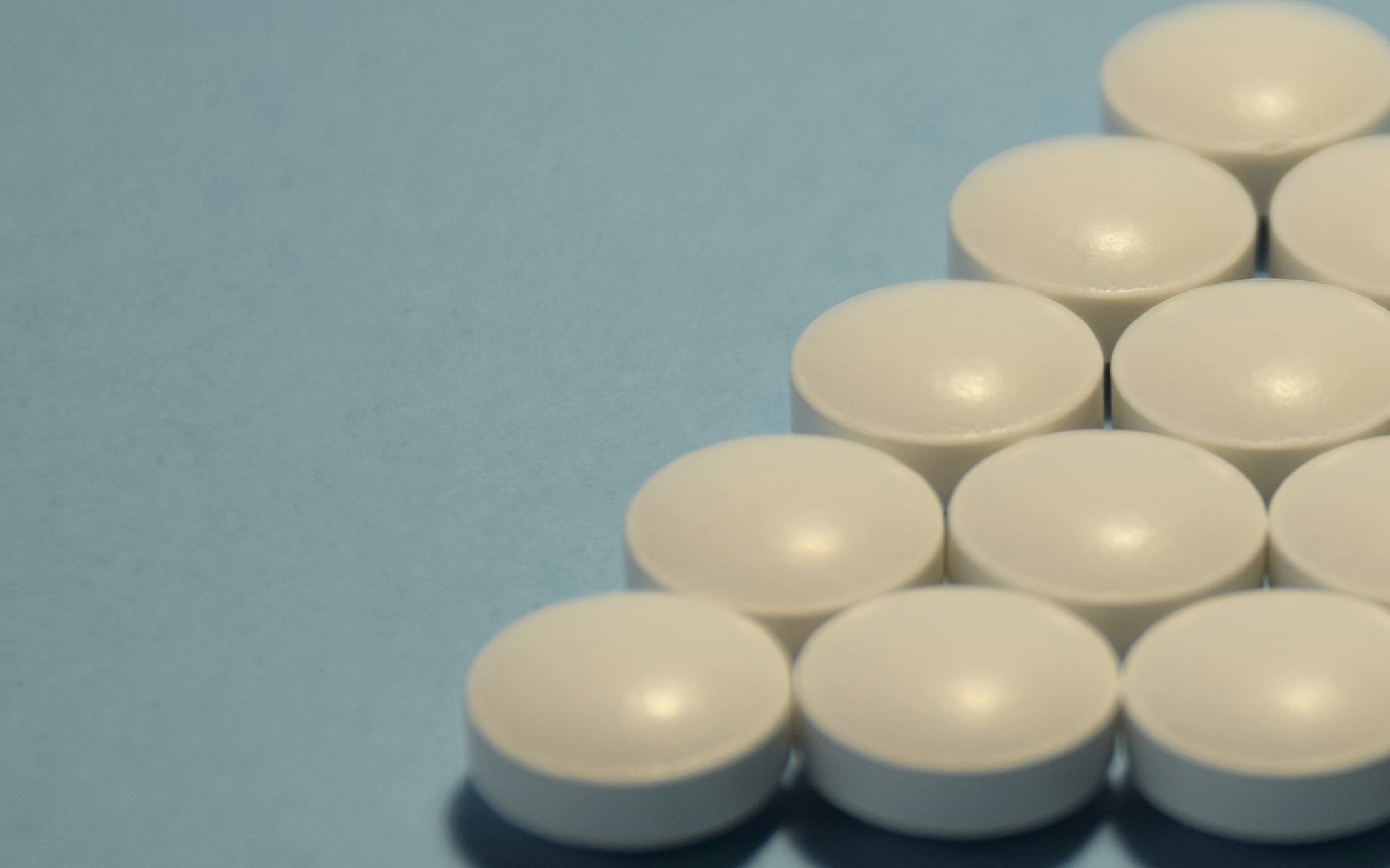white tablets lie exactly on a blue background, medicine, antibi