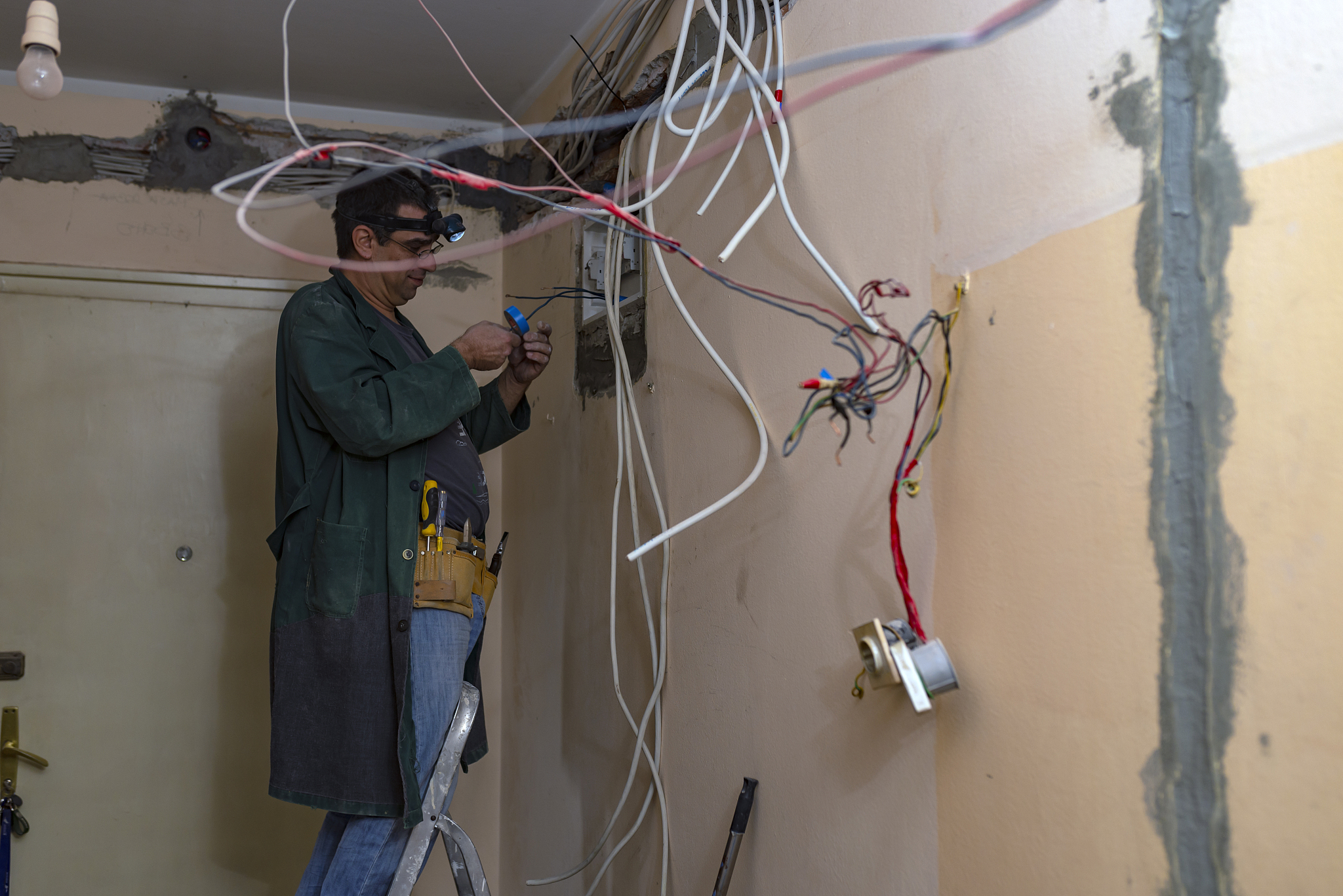 火线和零线哪个带电？安全使用电器指南