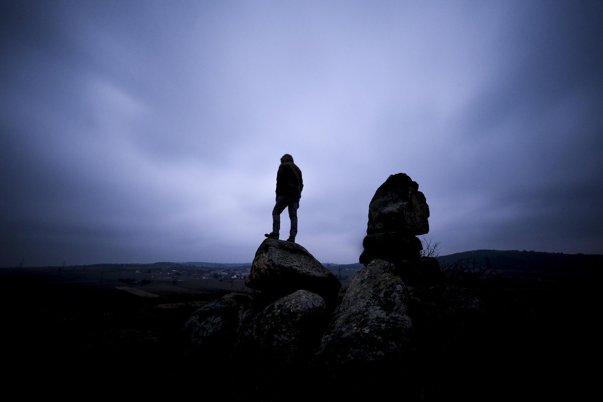 以独自一人穿越黑暗寻找未知之处为题写一篇1200字文章