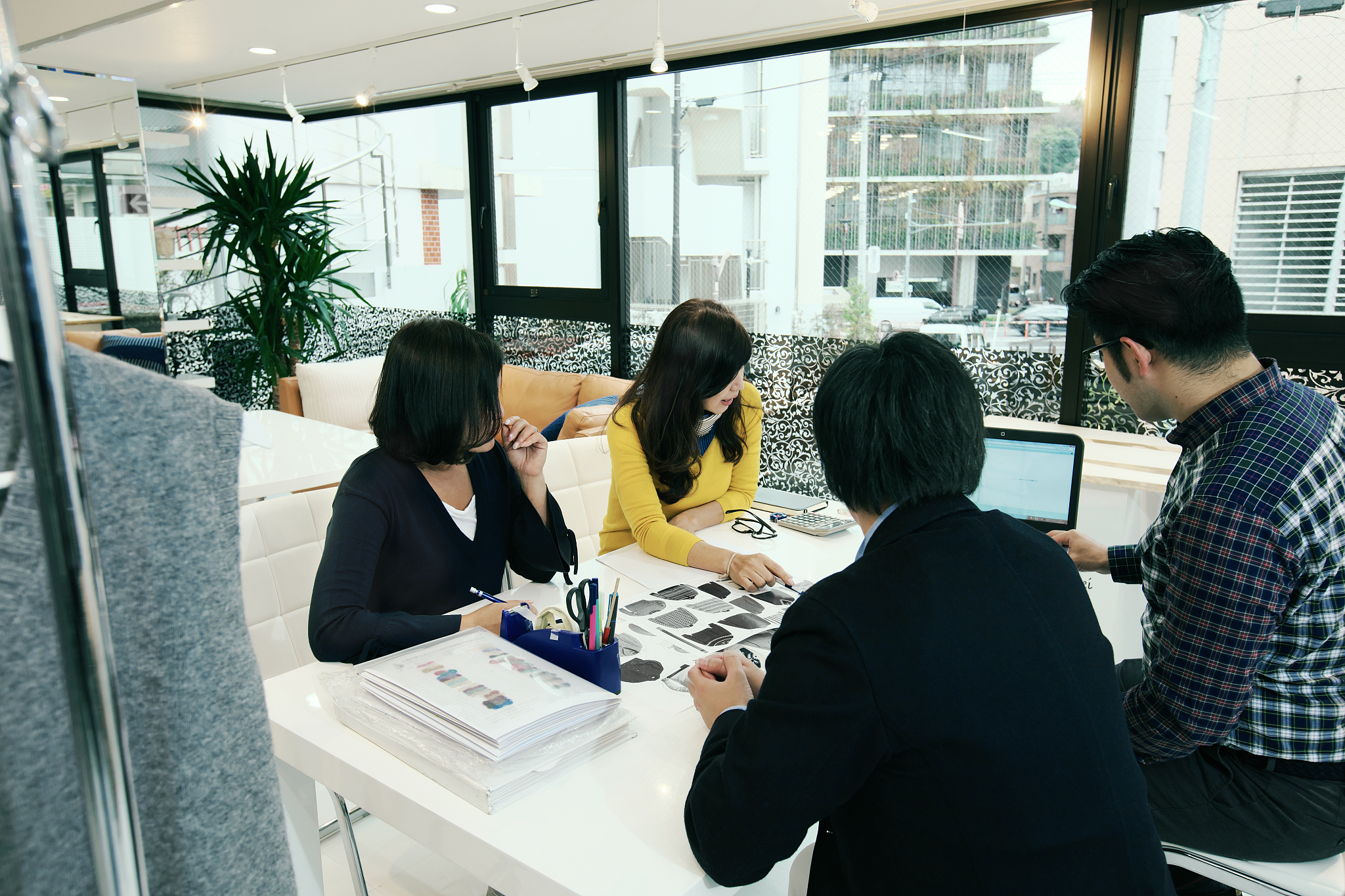 从实习教师角度写一份视觉传达设计大二学生在广告公司6月12日-6月25日每一天的实习安排