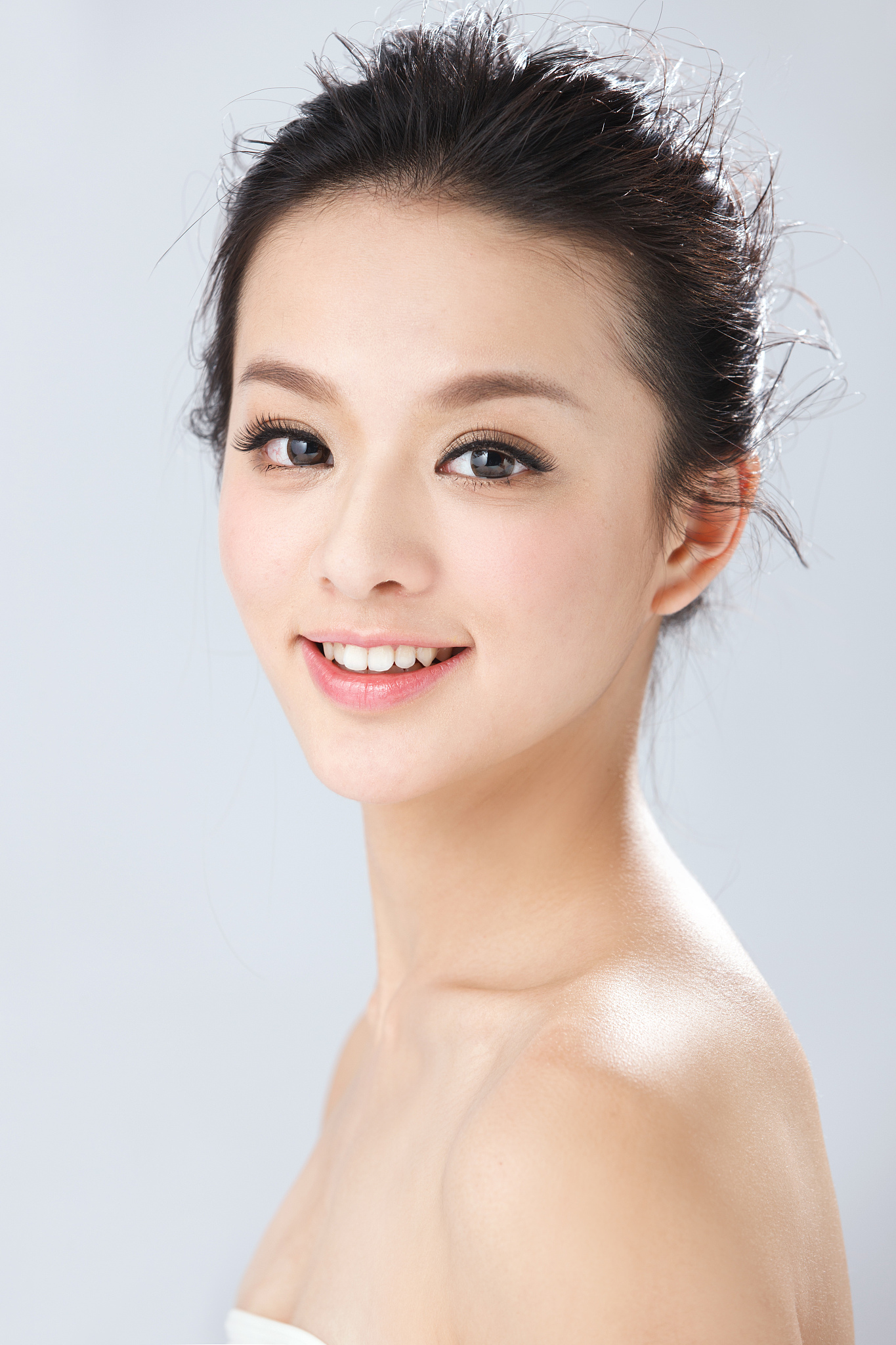 东方之美：一位迷人女性的肖像