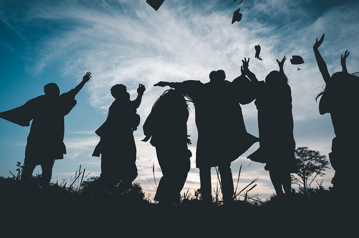 奋斗不息，青春无悔：大学生如何应对社会挑战