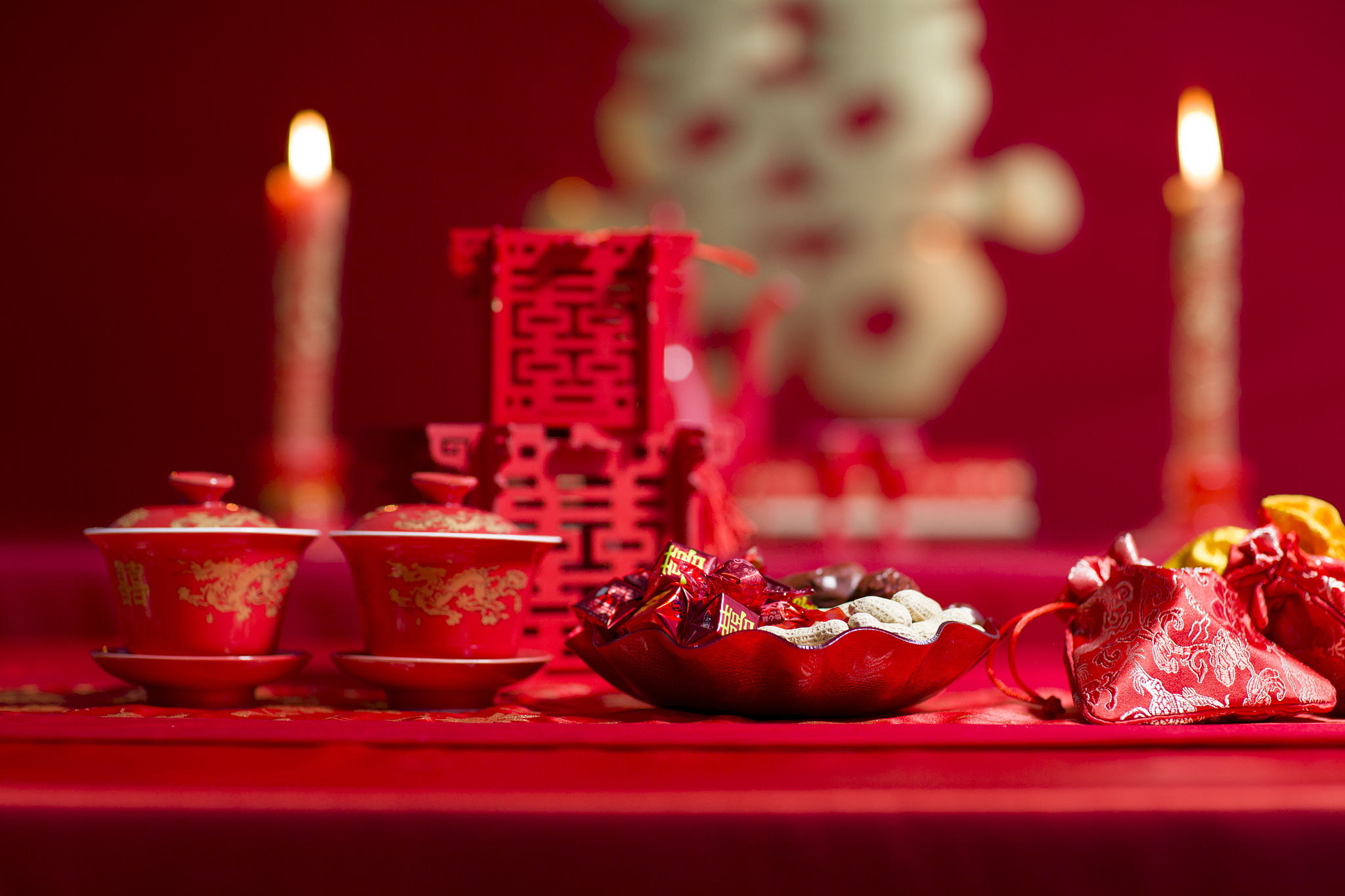 达23-24号我结婚有空来饮杯喜酒咯。和我弟一起。以上是我一个好朋友结婚了让我和我弟一起去喝喜酒我有时间去我该怎么回他同学新婚祝福