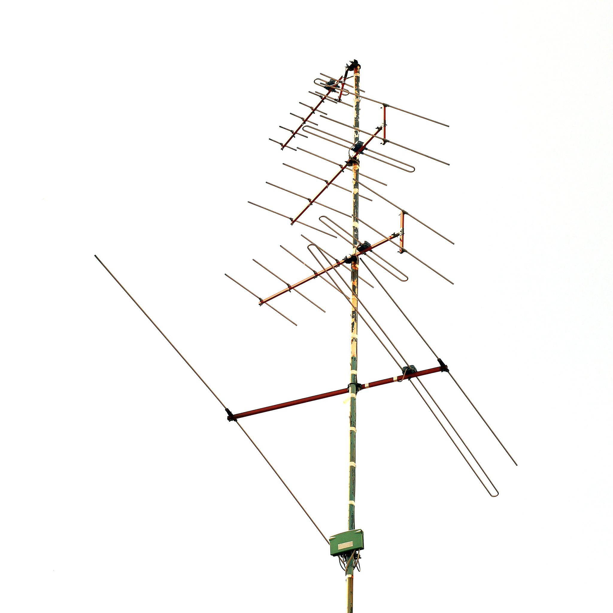 阵列天线在通信系统中的优势：方向性、灵敏度、容错、体积和灵活性
