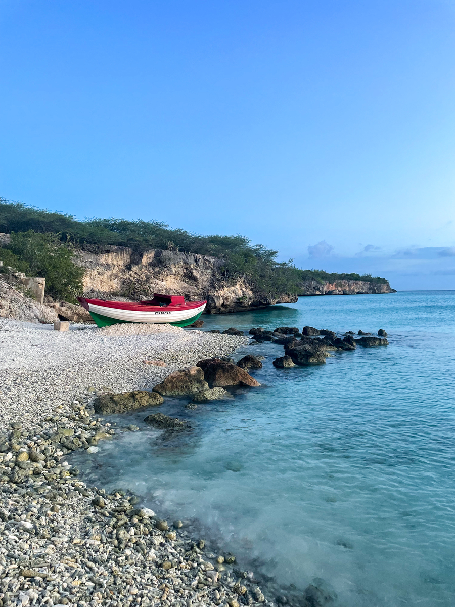 请你帮我写一份关于7-8月去平潭岛的旅游短视频攻略文案要求开头吸引用户观看打卡内容有干货包含详细实惠的吃喝住行计划结尾引导用户留言评论