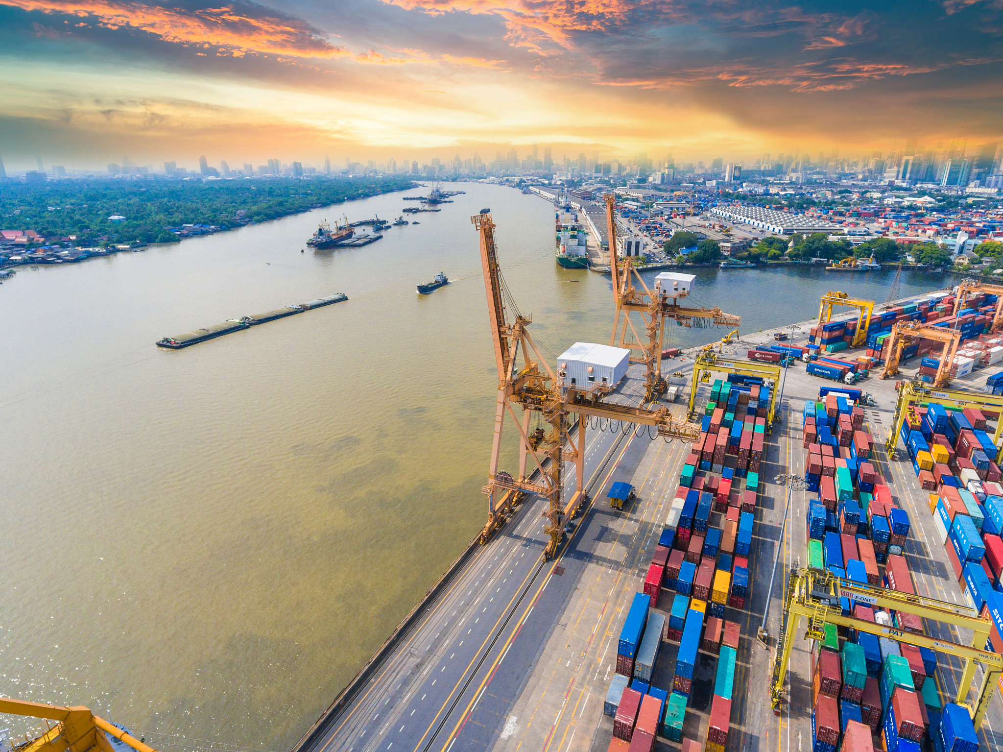 Confirmation: 8 Containers Used for Cargo on Vessel DAPHNE (VOY No. 2085W) Were Not Damaged During Unloading