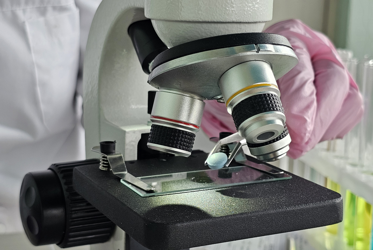 工具显微镜用途：科学研究、医学诊断、教育等