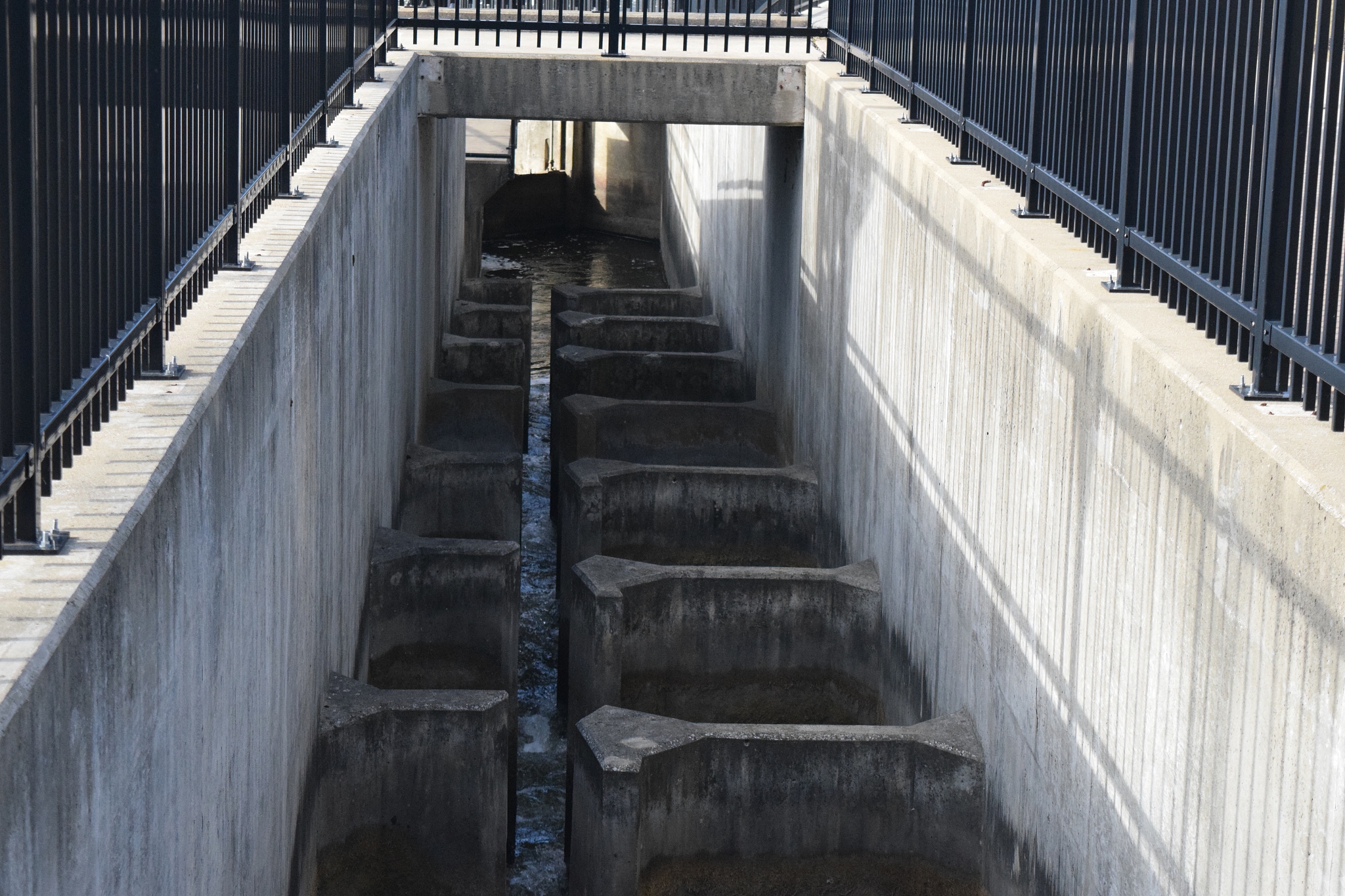 新型溢流堰类型及特点详解：跃水式、引槽式、梯级式、遂流式