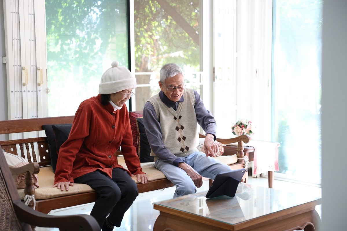 有关居住模式与老年人健康关系的研究起步相对较晚但考虑的因素较为全面只是在一些问题上尚未达成共识。有些学者认为与子女一起居住不利于老年人健康。张莉2015基于对CLHLS数据的分析发现代际共居时子女多数时间忙于工作老年人承担着更多的家务劳动以及照料孙子女的责任因而不利于老年人健康。王萍等2018发现独居农村老年人的日常生活能力比长期生活在子女家中的老年人更强的情况。多数学者认为与子女居住利于老年人健