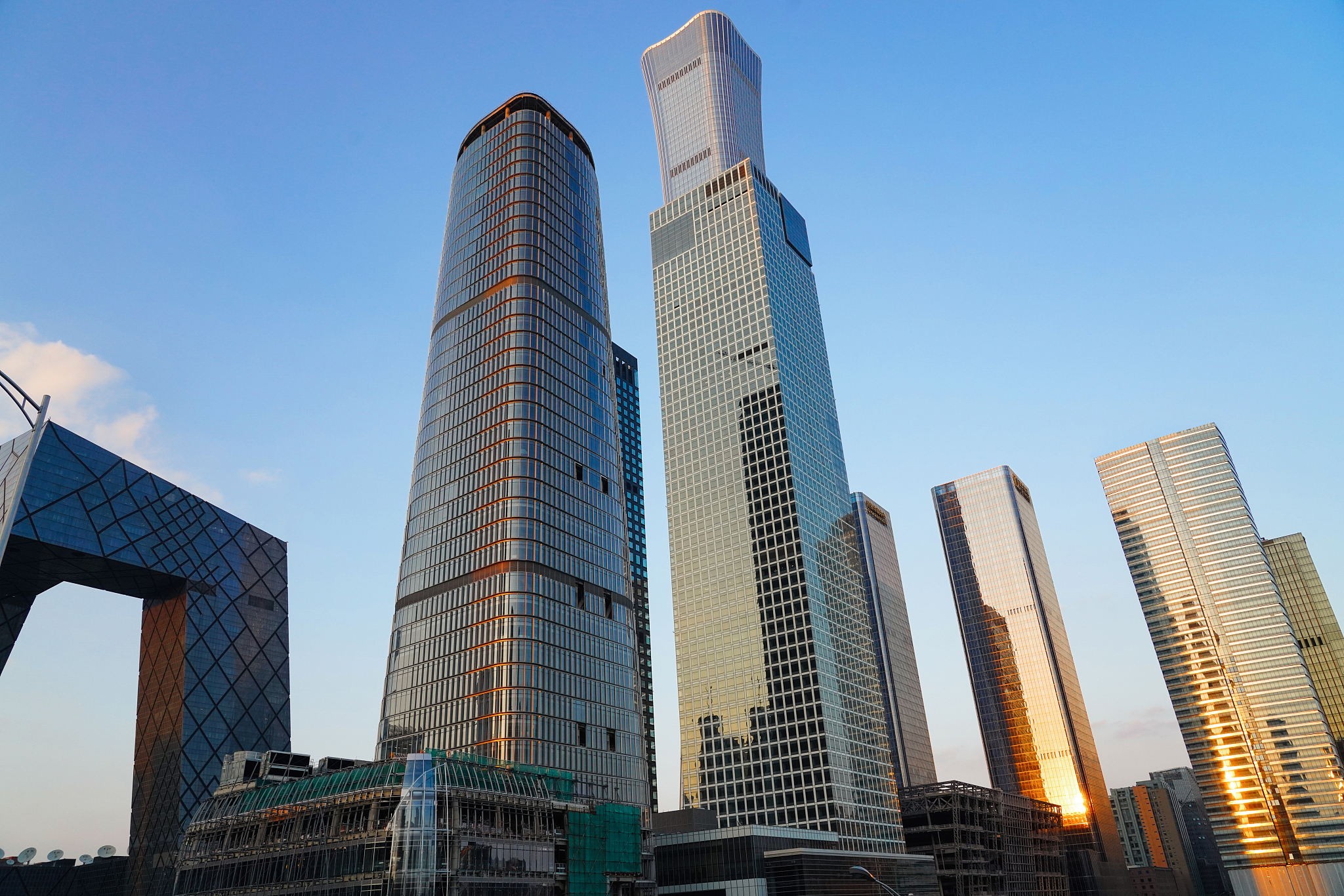 阐述超高层建筑概念300字