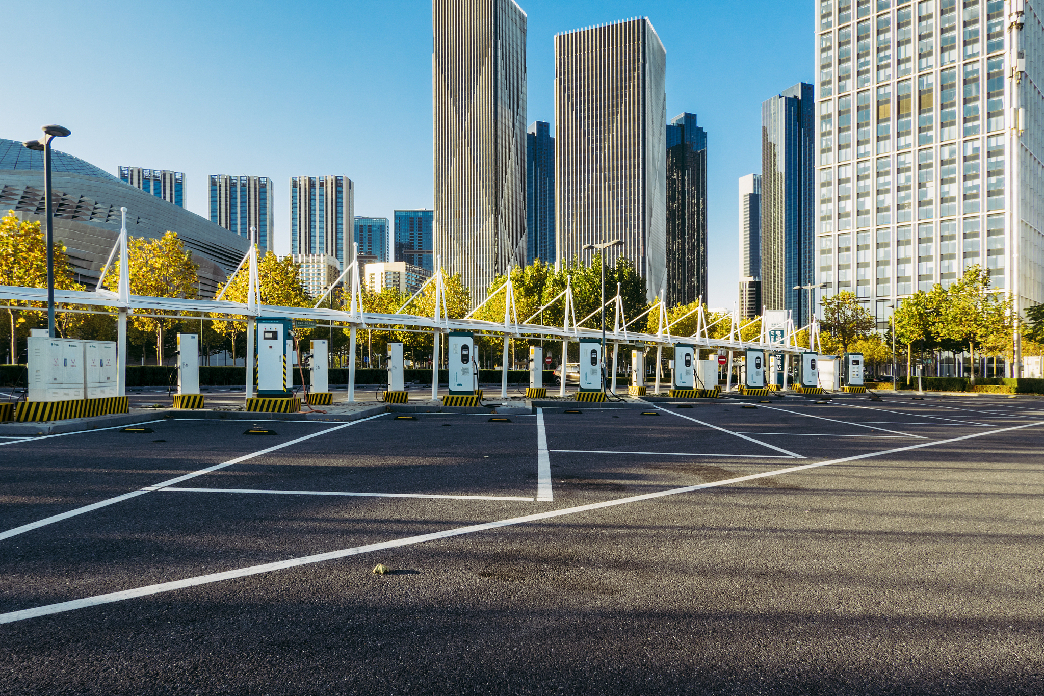 人民政府与能源公司签订新能源项目开发协议的性质帮我用180字详细描述