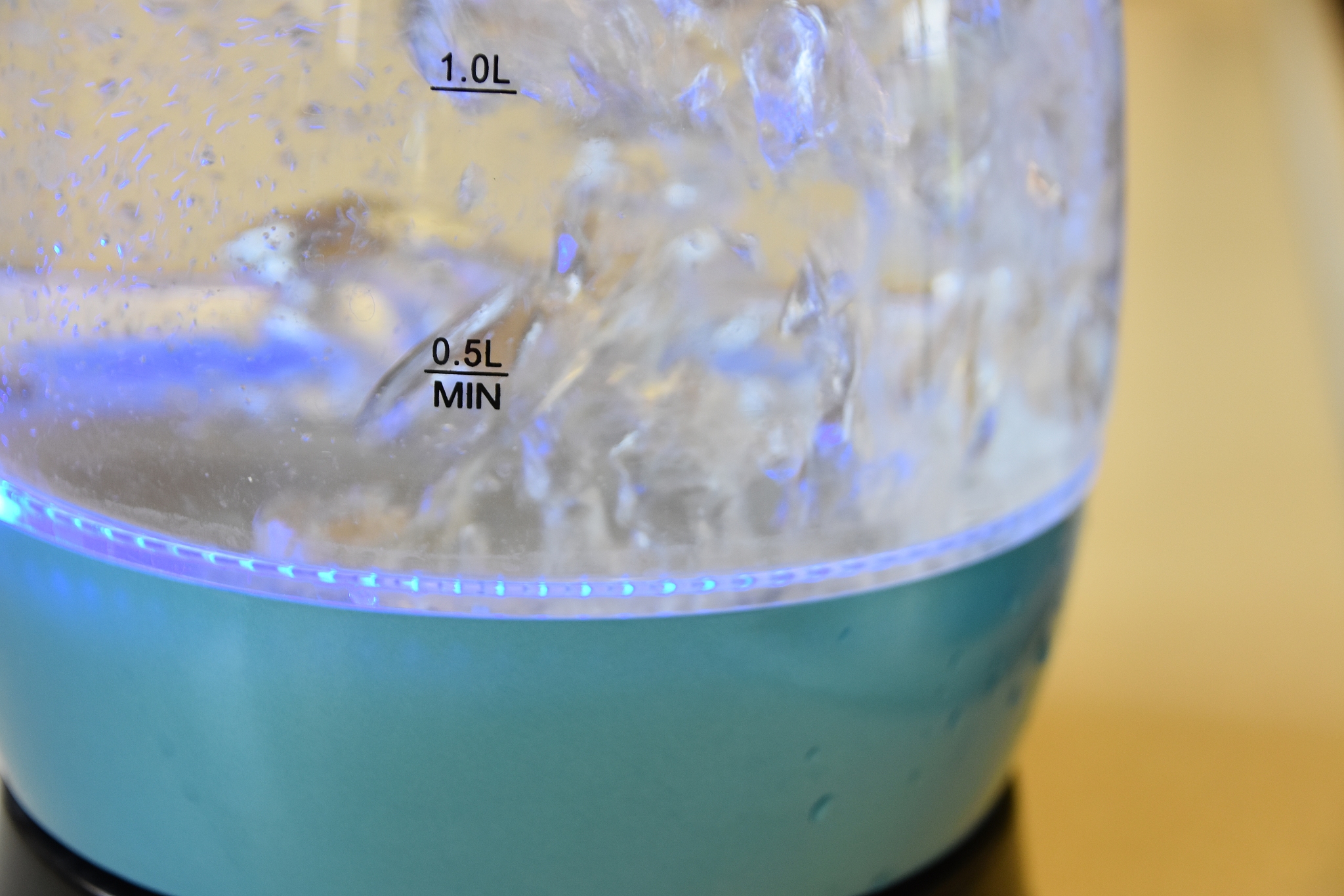 按照SCI要去润色这段话：The TmHoYAG crystal rod is housed within a glass tube and effectively cooled by water at 12 ℃ Deionized water flow though bonded copper heat sink to regulate the temperature of LD arrays