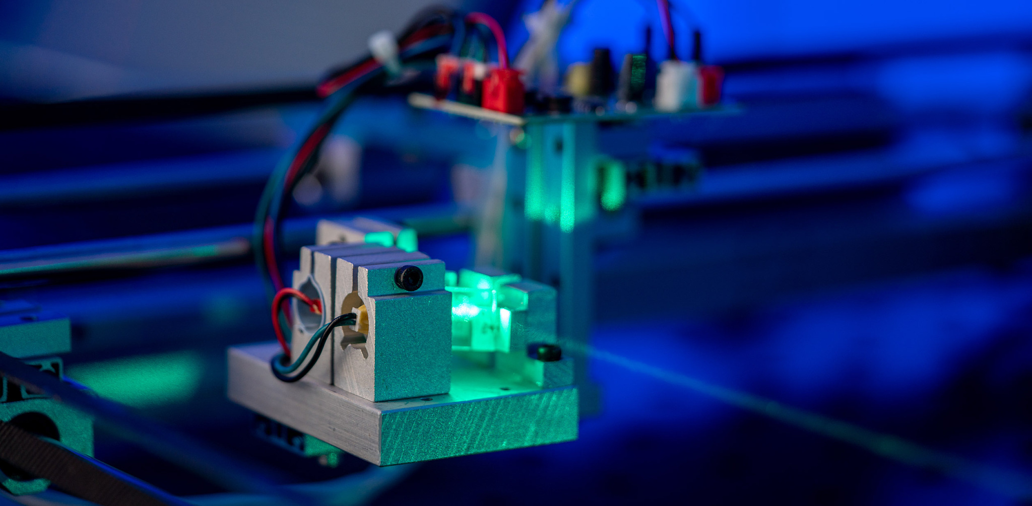 把下面这段话改通顺一点：本文报道了一种结构紧凑稳定性好的高功率TmYAG激光器。采用88mm对称平直短腔结构由三个波长为780nm LD组成的单个激光模块对TmYAG进行侧面抽运获得了119 W的202 mathrmmu m激光输出光光转化效率为18斜效率高达327。该系统基于单通道水冷方式控温在12℃装置简单紧凑而且实验测得的高功率输出波动1功率稳定性好因此具有高度的实用性和广泛的应用价值。