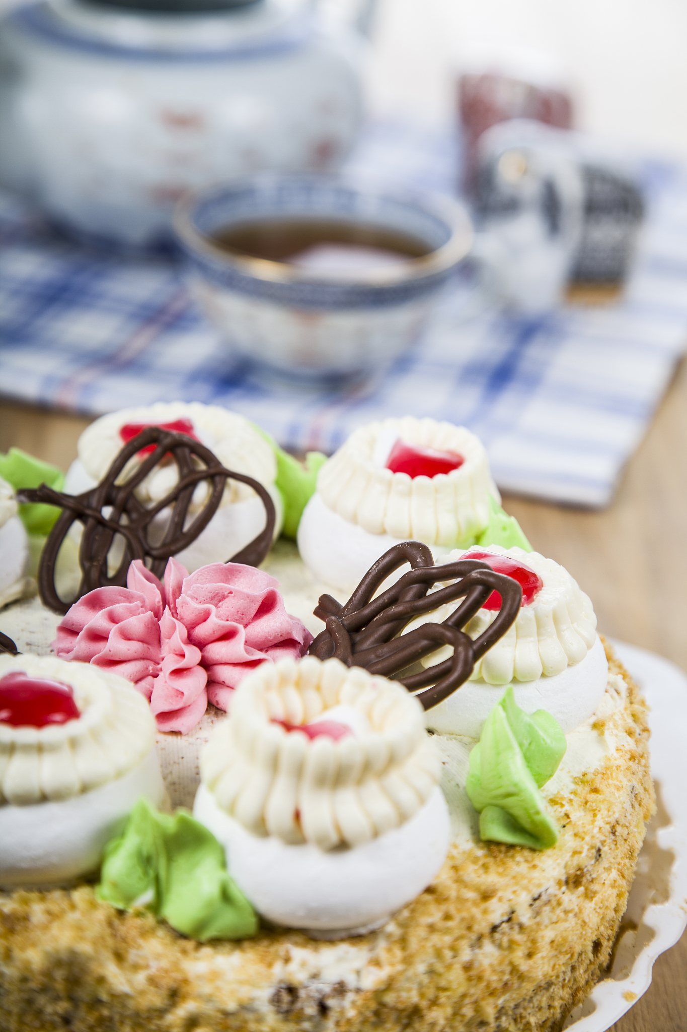 cake with cream and tea