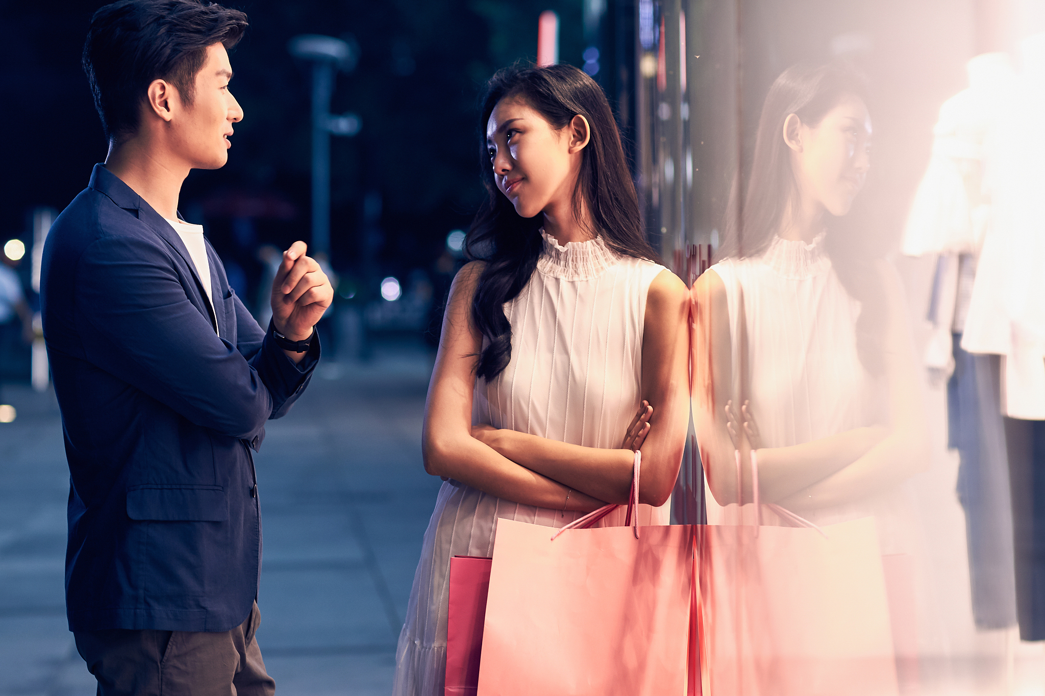 神秘情侣精彩亮相：揭秘他们的爱情故事和独特风格