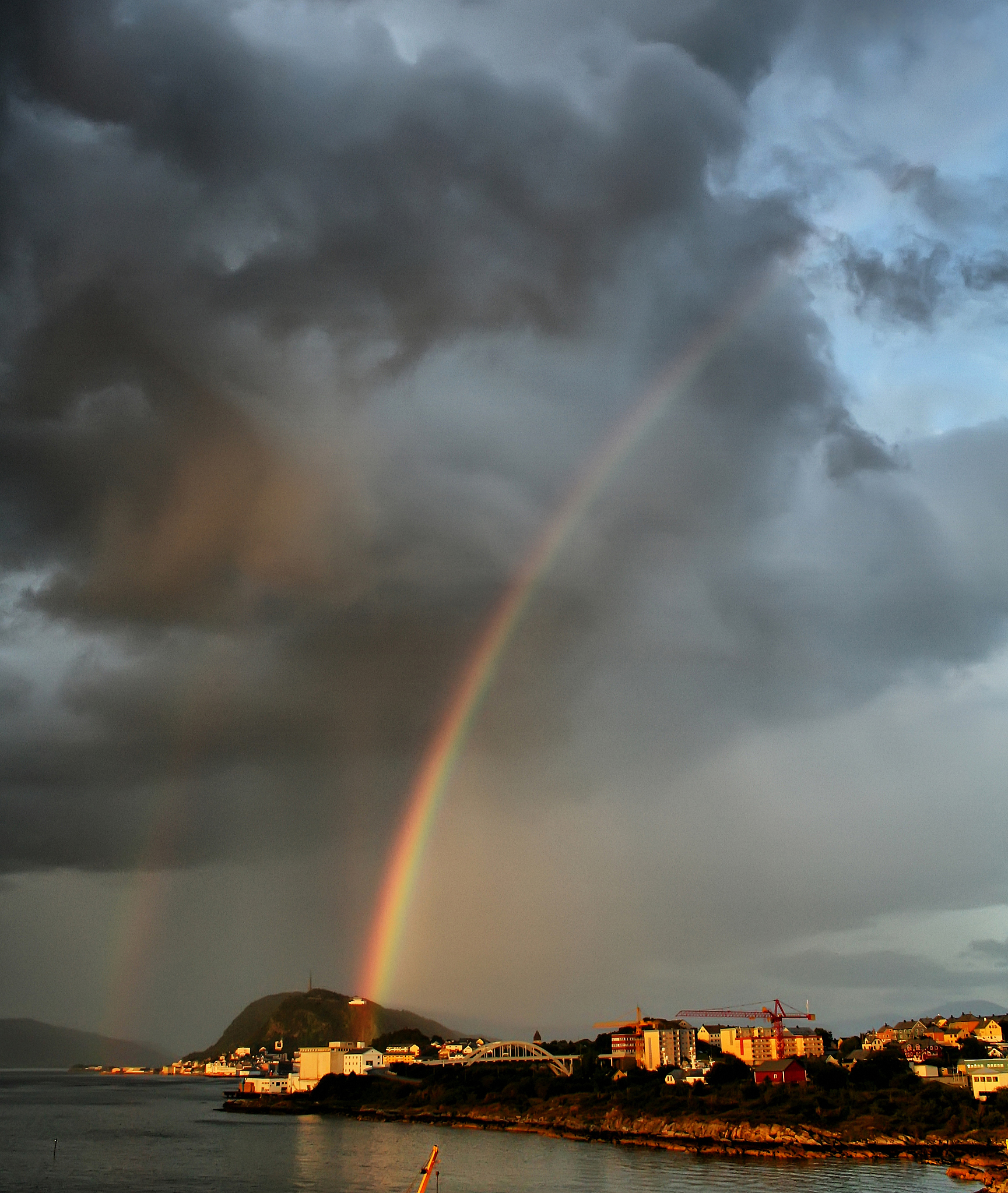 请帮我写高寒高海拔地区和夏热冬暖地区特点文章的绪论