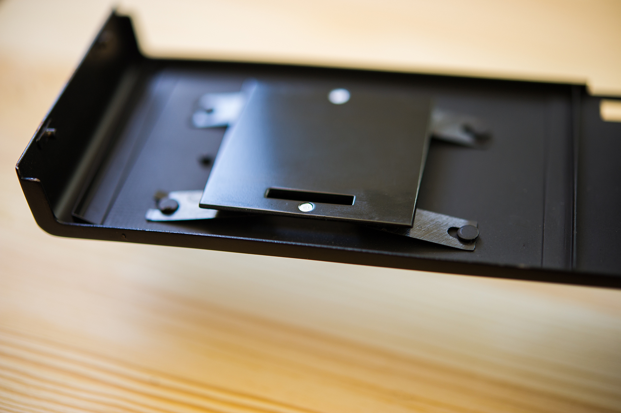 用美式英语写3条关于用于PS5主机墙式支架游戏机置物支架P5墙壁式收纳支架的好评以及其好评标题。结果格式为输出格式为：标题+：+好评内容。