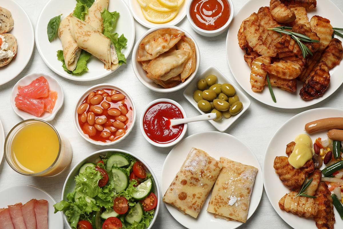 探索中西饮食文化：多样性、价值观及文化融合之旅