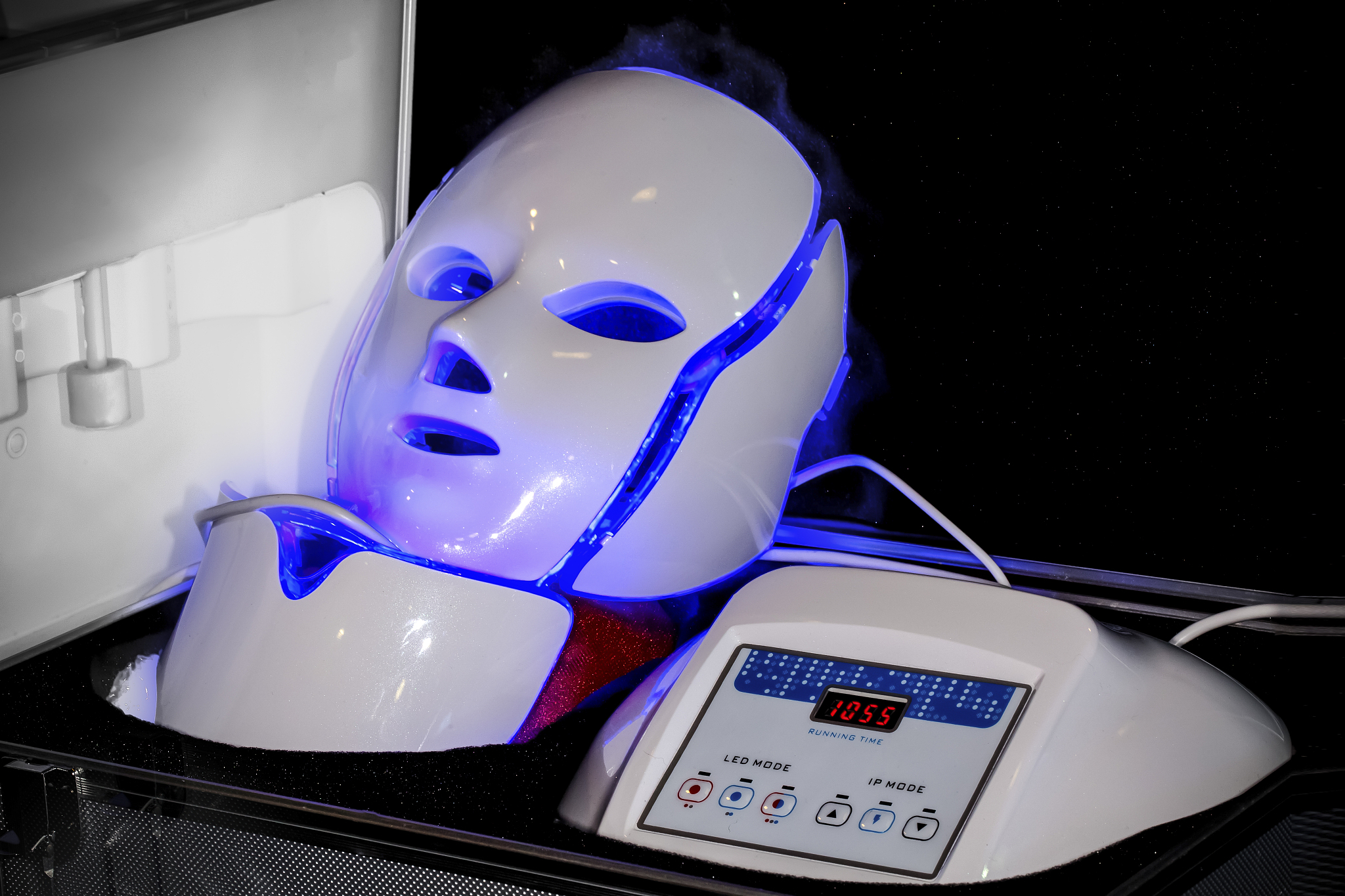 通过故事的手法来推荐产品led红蓝光美容仪创造一个产品研发的故事让人信服重点在于研发故事背景的设定要吸引人而不是产品效果的展示或简单的对比中文简要作答请描述大概思路