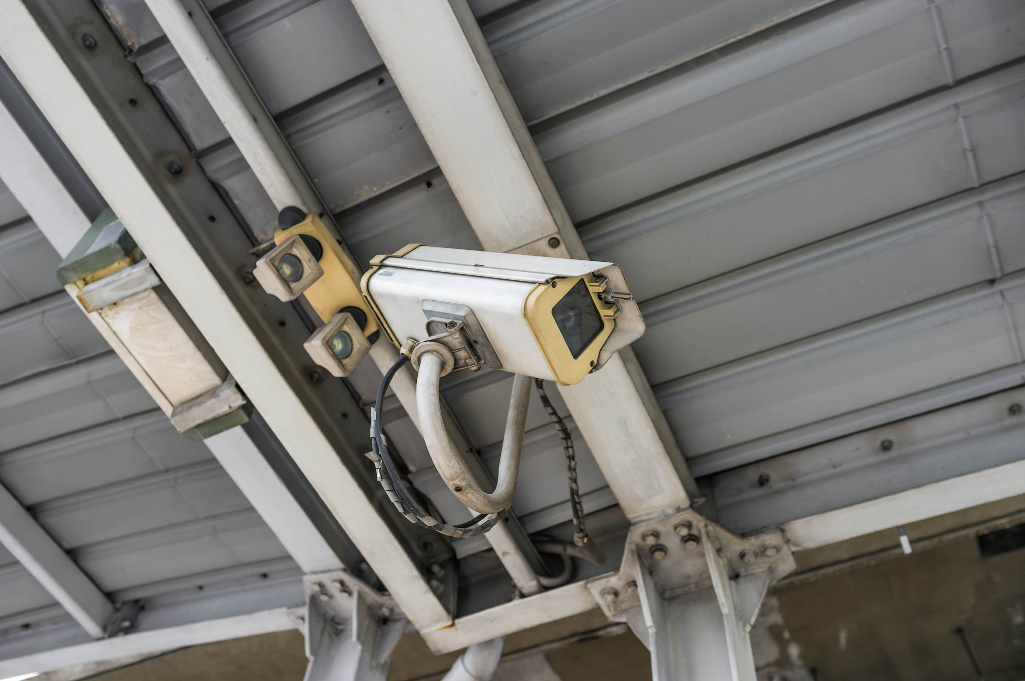 1 屏蔽门：屏蔽门是整个系统的核心部件其作用是防止乘客在进出站时跌落到铁轨上或者误入轨道区域同时也可以防止非法穿越站台。屏蔽门通常采用门式结构由门扇、门框、门梁等组成。2 电机和控制系统：电机和控制系统是屏蔽门系统的重要组成部分它们负责控制屏蔽门的开闭。电机通常安装在门扇上通过齿轮传动使门扇开闭。控制系统采用PLC或者微控制器等技术实现对电机的精确控制从而控制屏蔽门的开闭。3 传感器和监控系统：传