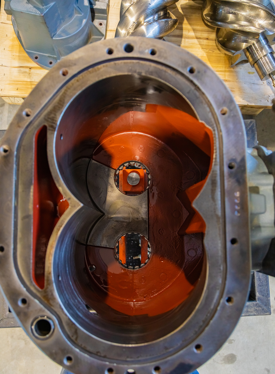 为了防止核桃在两条栅条之间移动混乱在此对栅条滚筒进行改进我在栅条的垂直方向上加上一圈一圈的钢圈如图3-3所示滚筒的转动带动核桃不停地上升和下落 并在重力和离心力的驱动下向前移动 直至从滚筒中脱出。因为核桃是不规则的近似圆形并且单靠重力与离心力的作用很难使核桃向前移动栅条的锥度也并不是很大所以我在滚筒内设计加上一个像弹簧一样的螺旋装置螺旋的厚度为5厘米使滚筒和螺旋装置一块旋转这样核桃就会随着螺旋方向