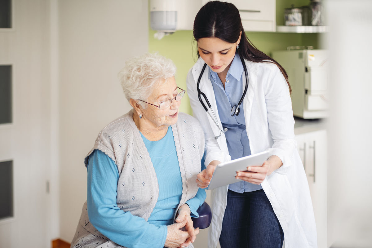 请对毕业论文《基于BS的医院信息管理系统的设计与实现》的内容522 住院医生工作站的实现内容进行写作重点写独立完成的功能应描述此功能、此界面如何实现不要写成操作说明 ：