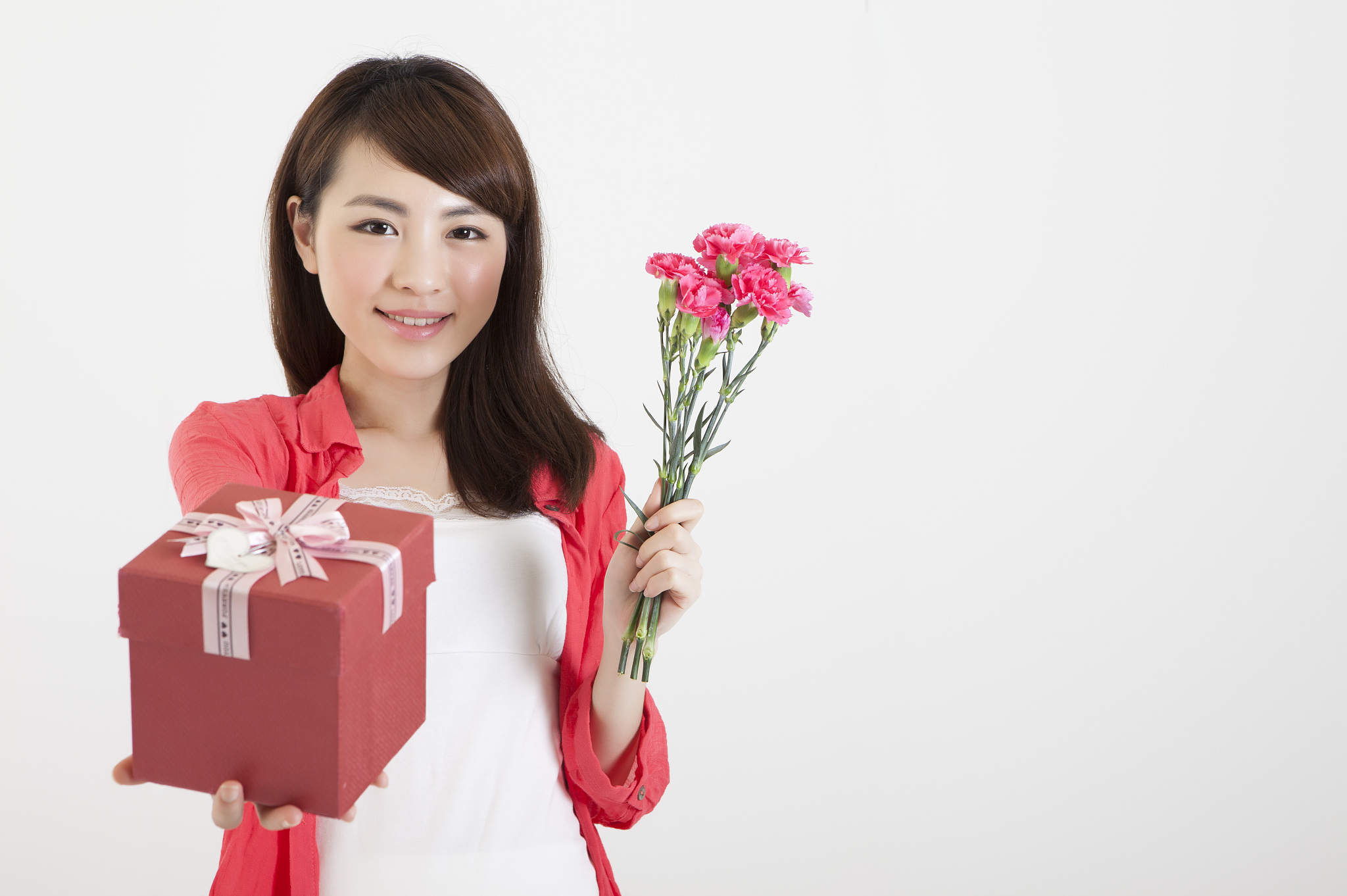 妇女节如何与女友和母亲一起庆祝：送花、礼物、美食、娱乐！
