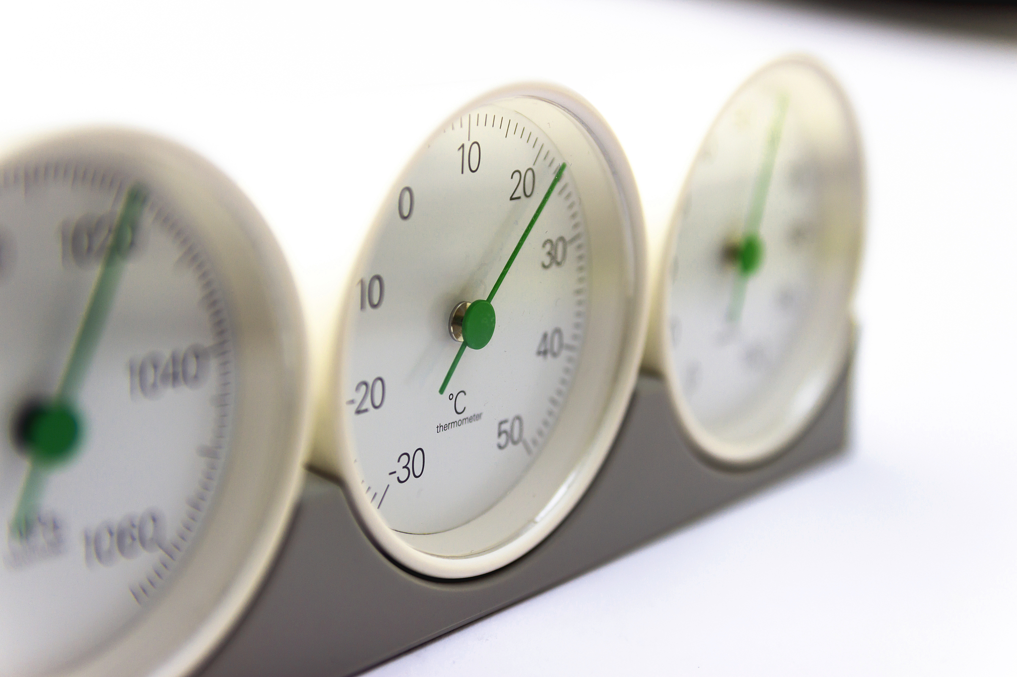 为保证测试结果的准确首先测试仪器应选择布置在开敞且避免阳光直晒的位置避免外界的干扰远离室外的冷热源。其次仪器应布置于距离地面15m的高度并设置仪器的采样周期与室内测点保持一致每10min记录数据一次同样连续测试24h以便于后期对数据的处理以及对比