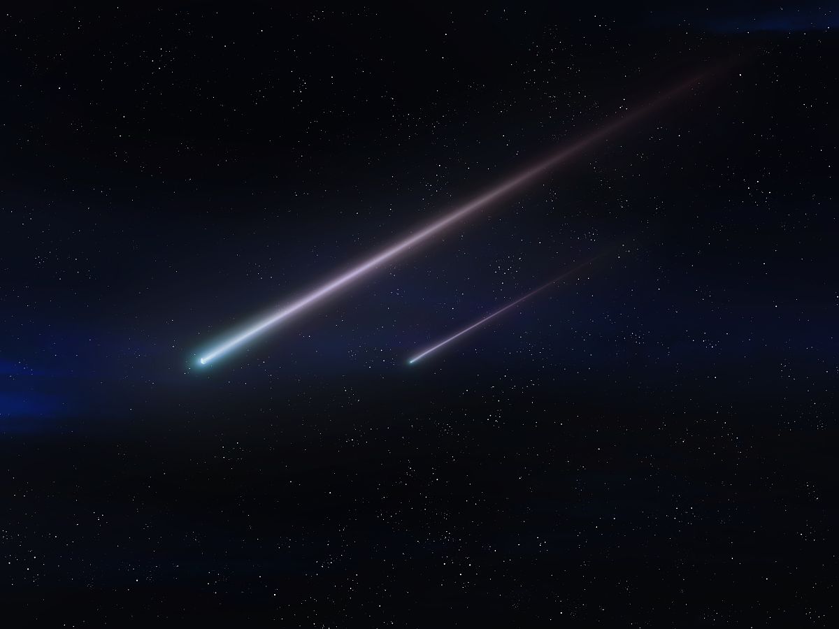 两颗陨石在夜空中飞翔