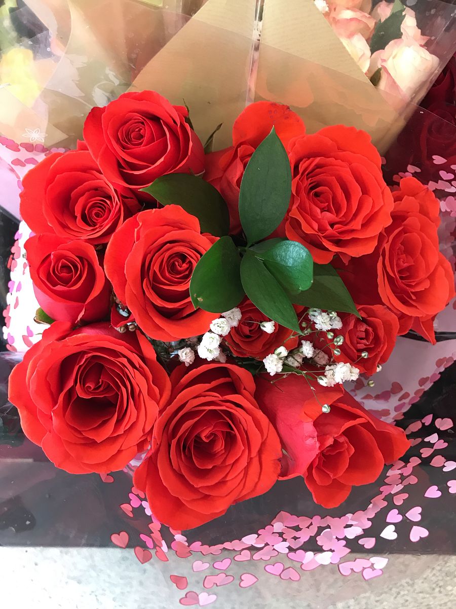 翻译成中文 Whether love is in the air or you just need to pick up a little something for someone special a beautiful bouquet of roses is always a great choice！