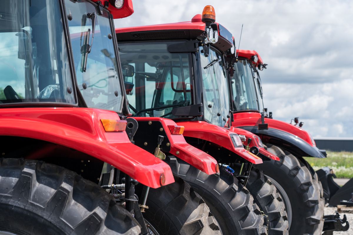 东方红250P拖拉机帮我用200字详细描述