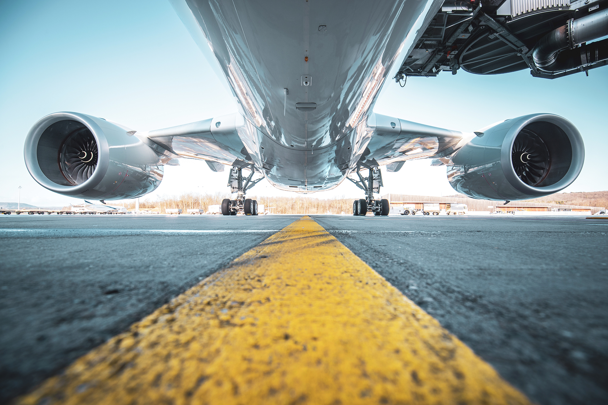 资深教师傅讲解飞机部件知识，助力新员工快速成长