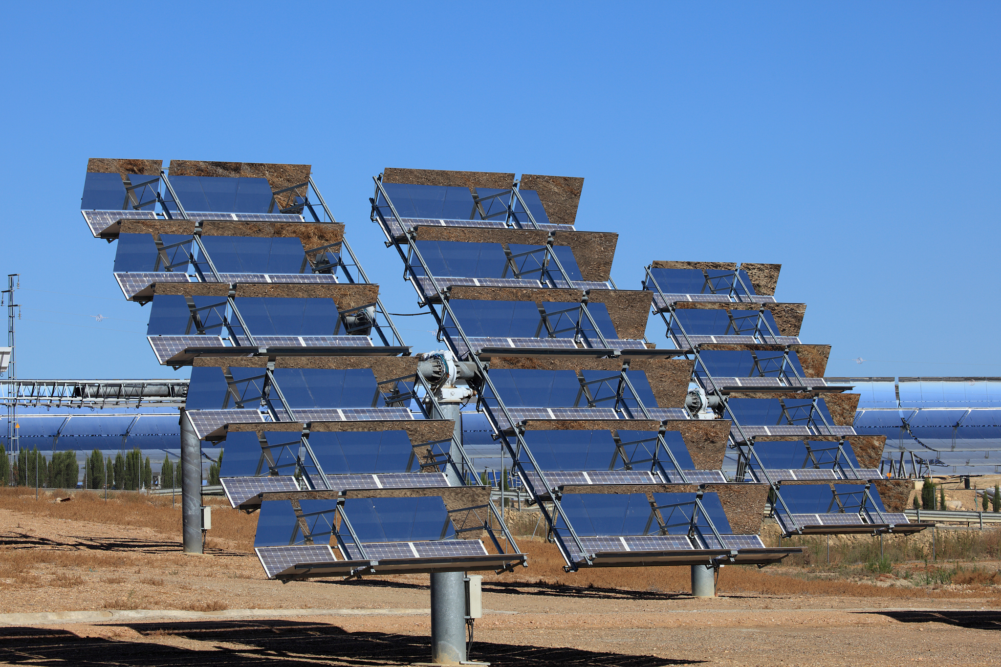 按设计要求定日镜场的额定年平均输出热功率以下简称额定功率为 60 MW。若所有定日镜尺寸及安装高度相同请设计定日镜场的以下参数：吸收塔的位置坐标、定日镜尺寸、安装高度、定日镜数目、定日镜位置使得定日镜场在达到额定功率的条件下单位镜面面积年平均输出热功率尽量大。请将结果分别按表 1、2、3 的格式填入表格并将吸收塔的位置坐标、定日镜尺寸、安装高度、位置坐标按模板规定的格式保存到 result2xls