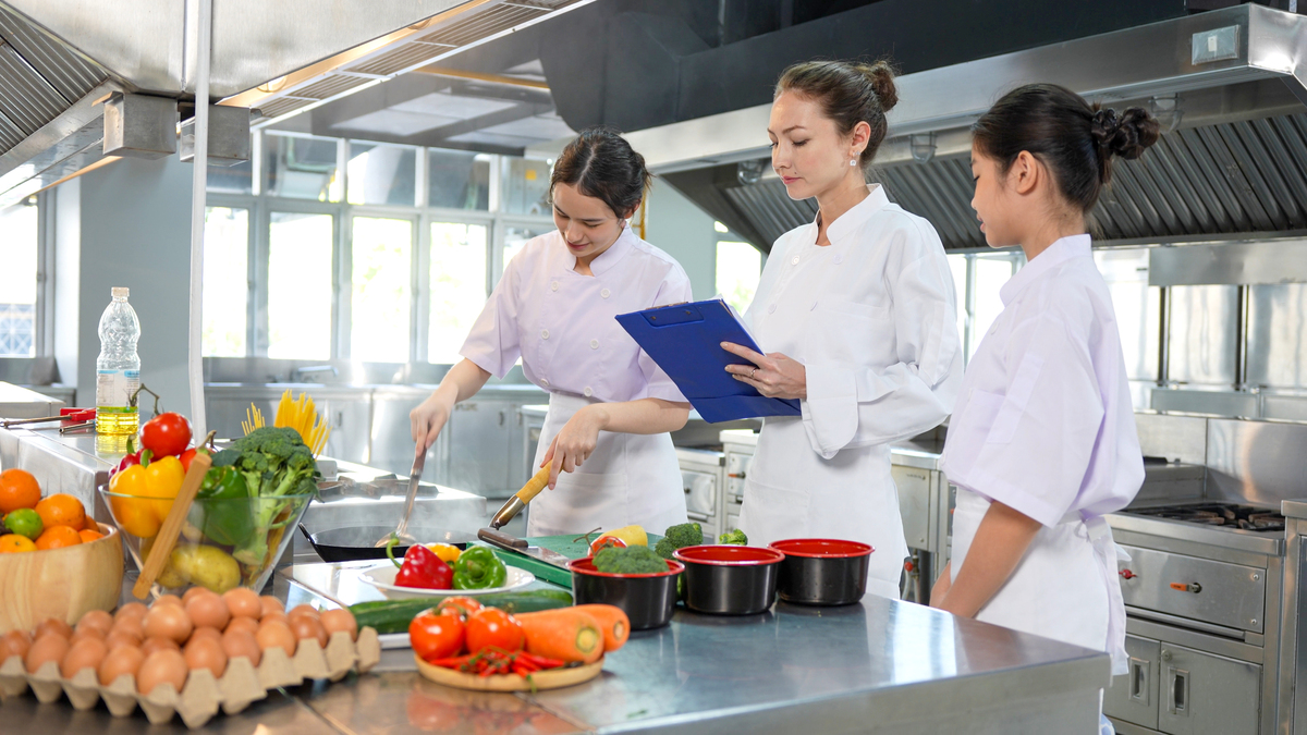 2023年报读烹调工艺与营养专业好不好？就业前景和学习内容全解析